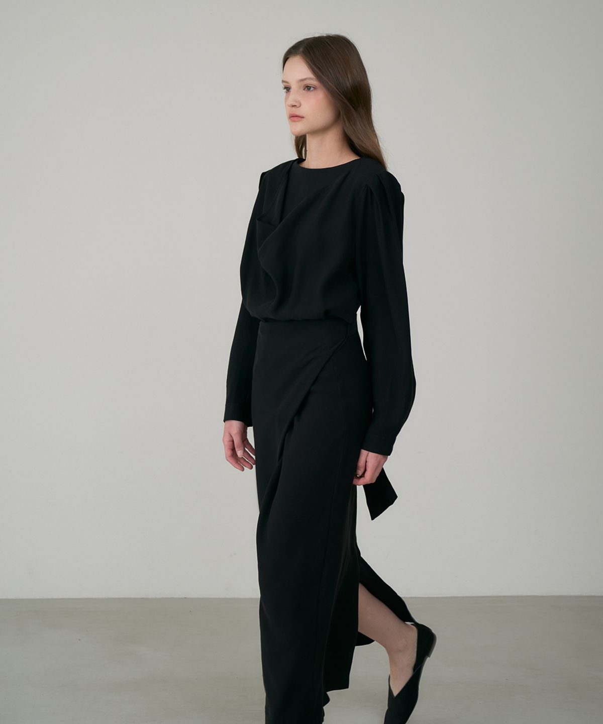 드헤베(DEHEVE) Drape Cowl Neck Long Dress [Black]