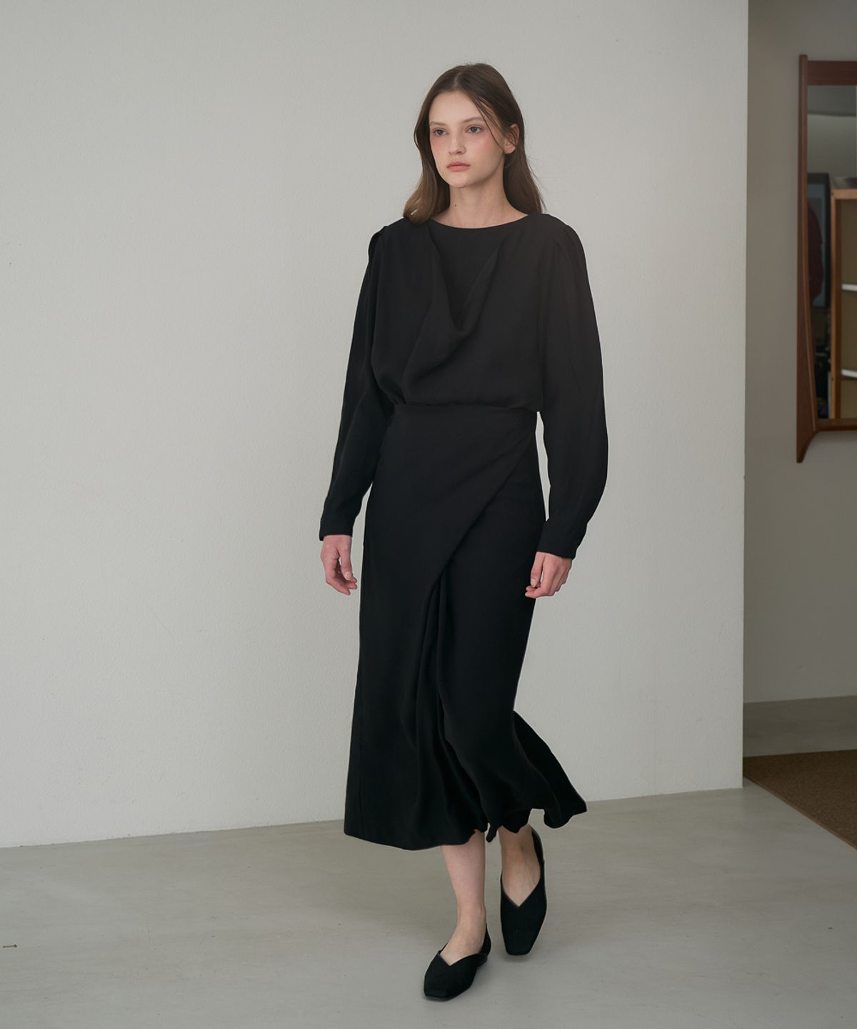 드헤베(DEHEVE) Drape Cowl Neck Long Dress [Black]