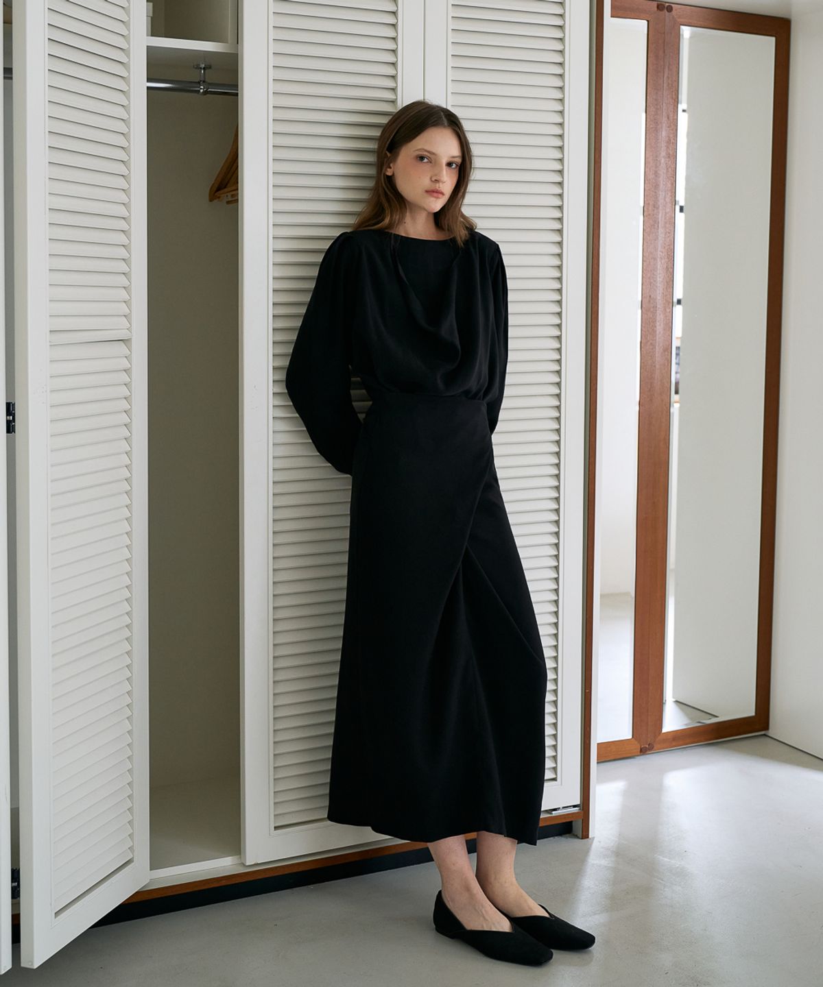 드헤베(DEHEVE) Drape Cowl Neck Long Dress [Black]