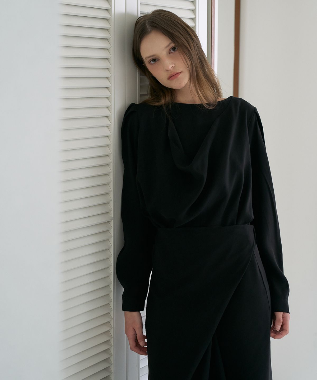 드헤베(DEHEVE) Drape Cowl Neck Long Dress [Black]