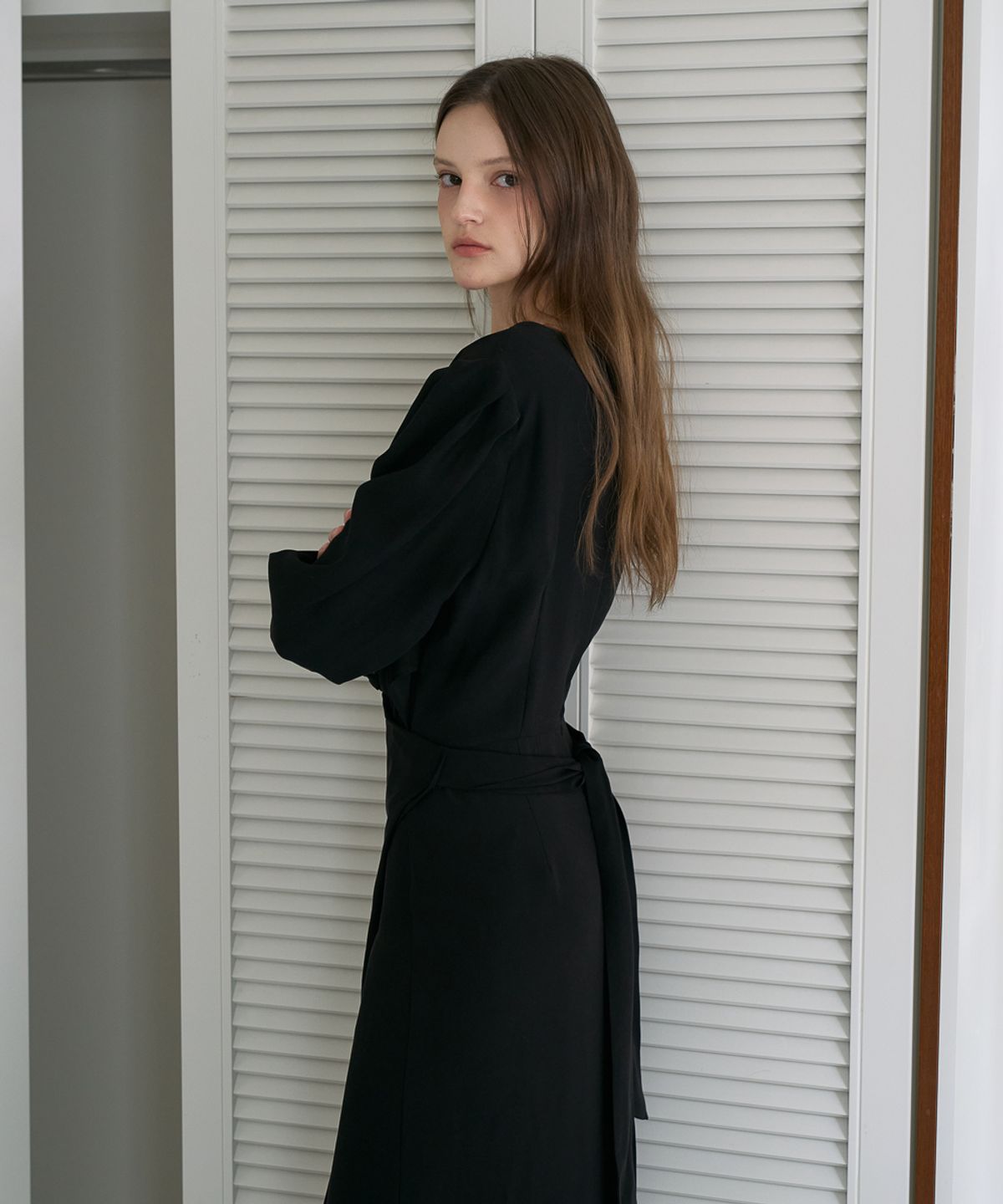 드헤베(DEHEVE) Drape Cowl Neck Long Dress [Black]