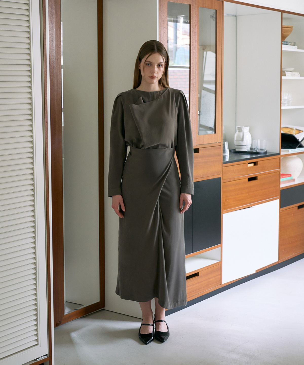 드헤베(DEHEVE) Drape Cowl Neck Long Dress [Khaki]