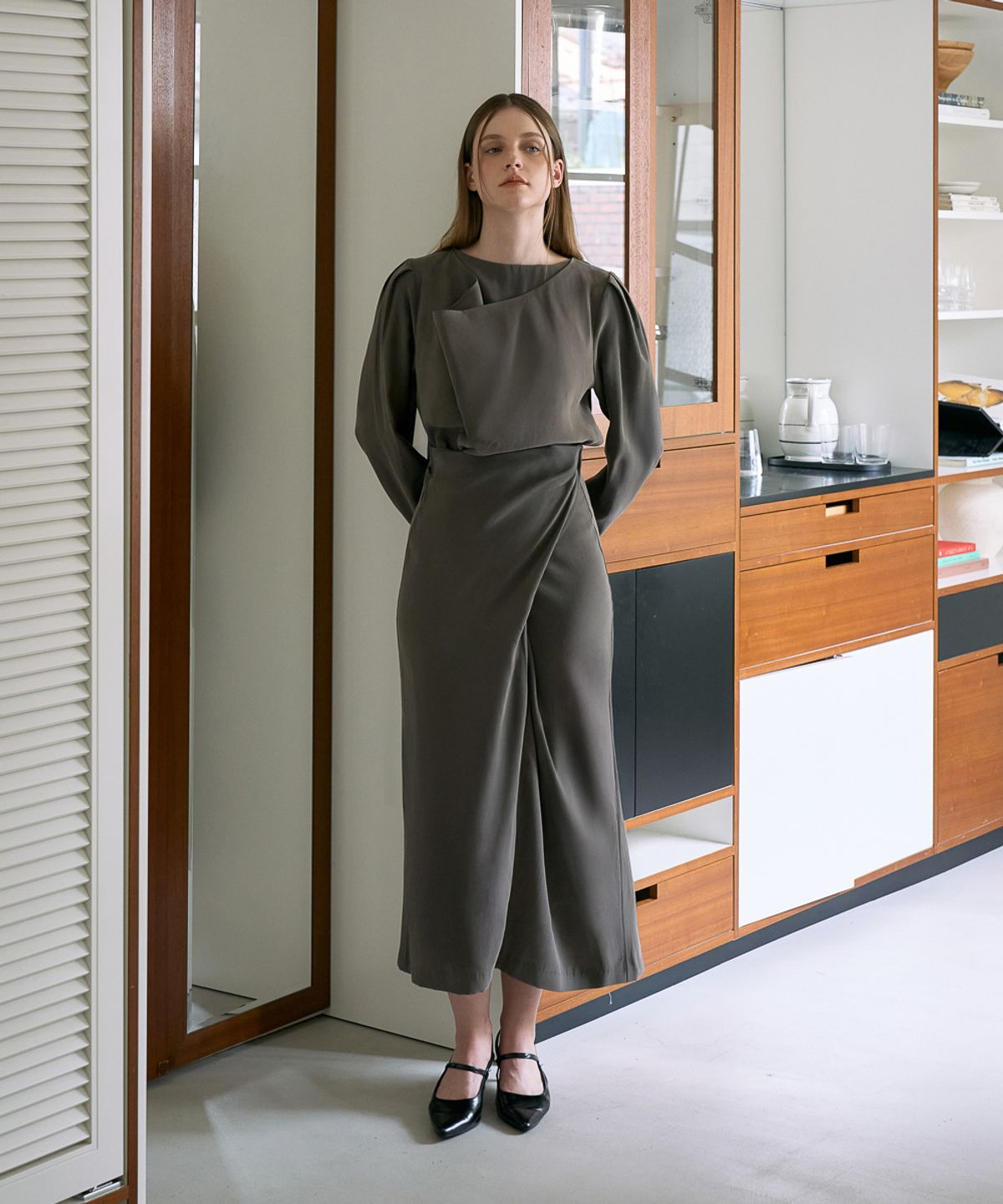 드헤베(DEHEVE) Drape Cowl Neck Long Dress [Khaki]