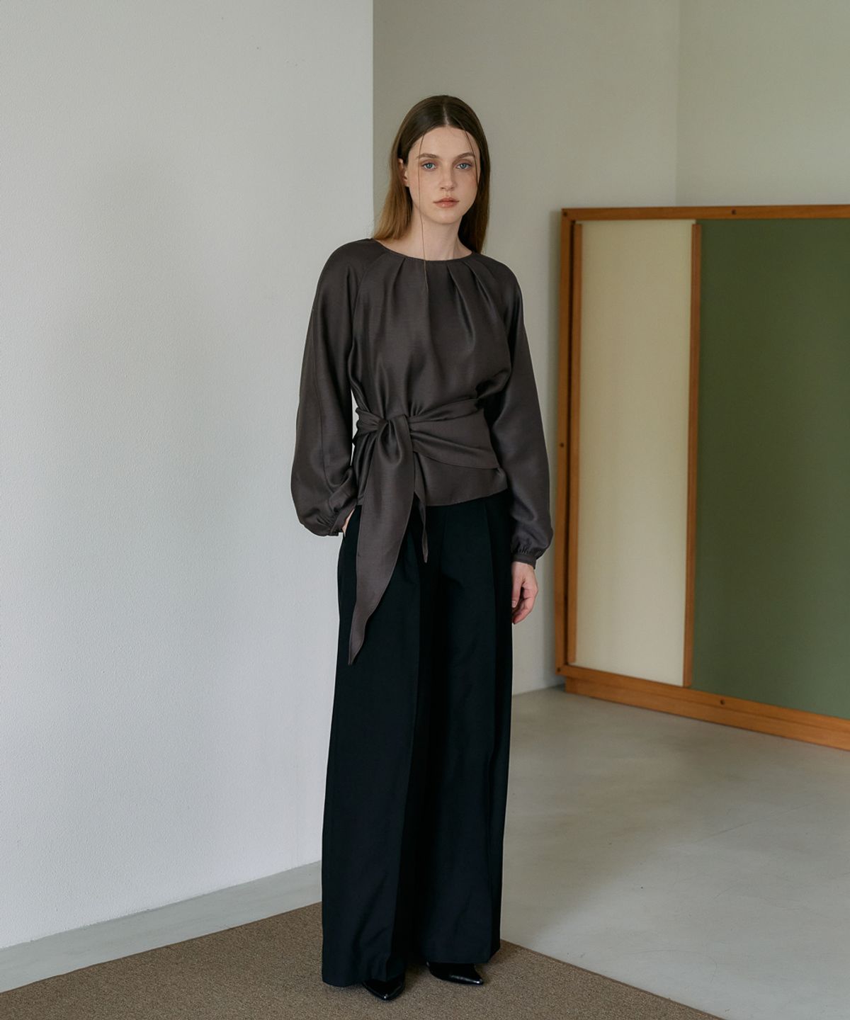 드헤베(DEHEVE) Waist Drape Blouse [Brown]