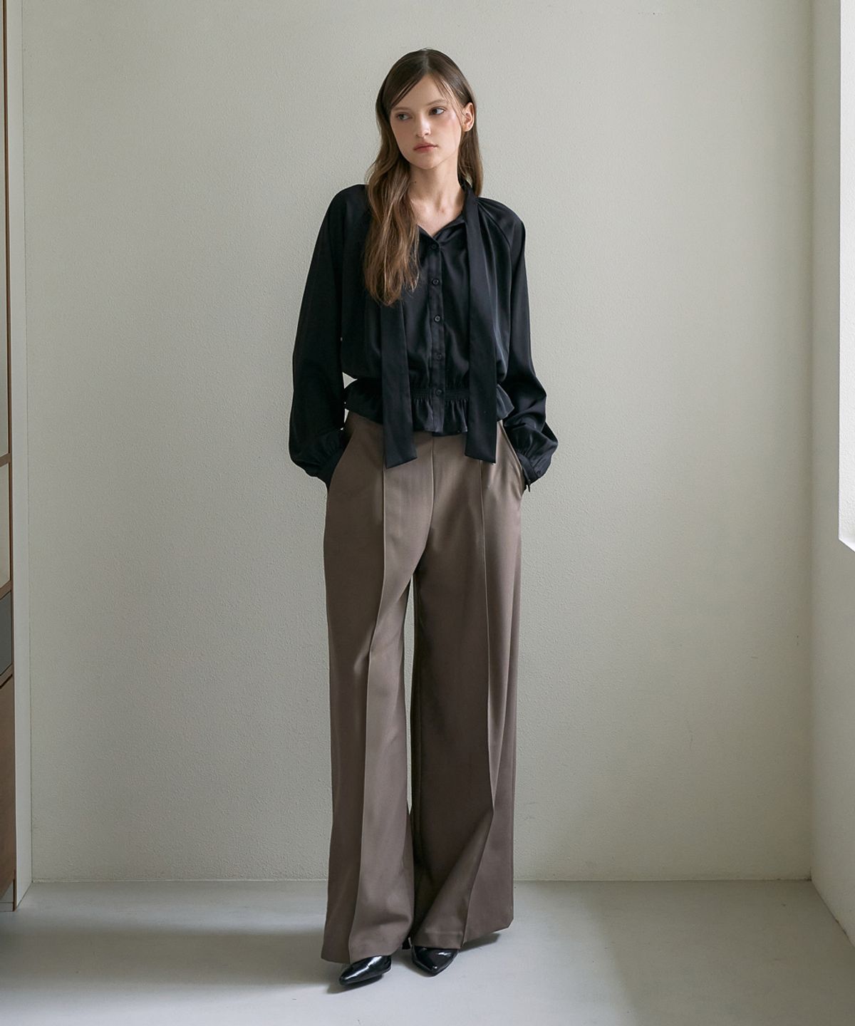 드헤베(DEHEVE) Smocked Tie-Neck Blouse [Black]
