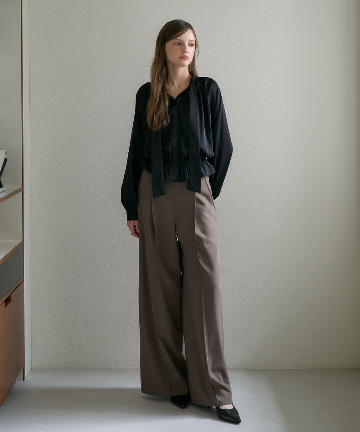 드헤베(DEHEVE) Smocked Tie-Neck Blouse [Black]