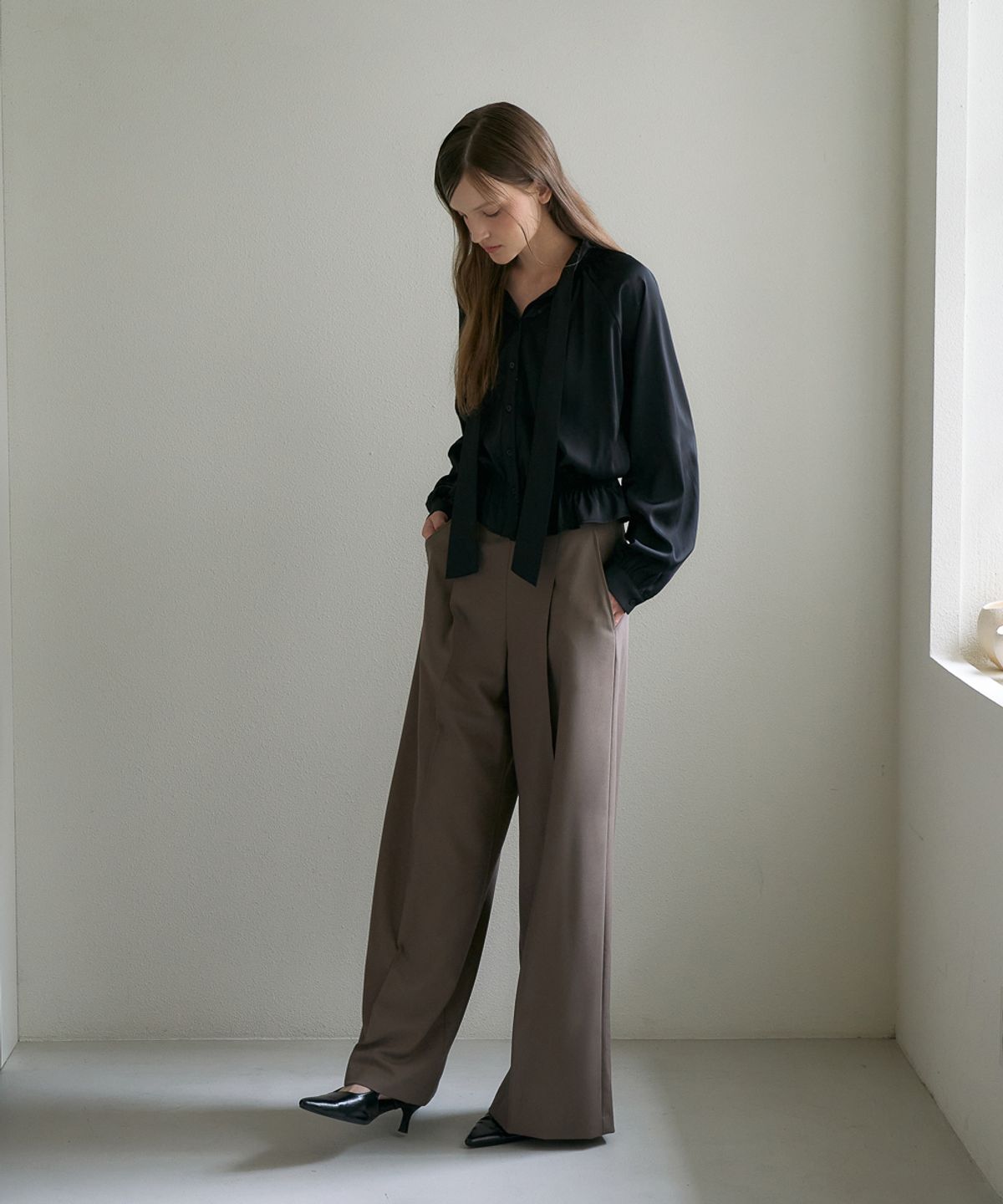 드헤베(DEHEVE) Smocked Tie-Neck Blouse [Black]
