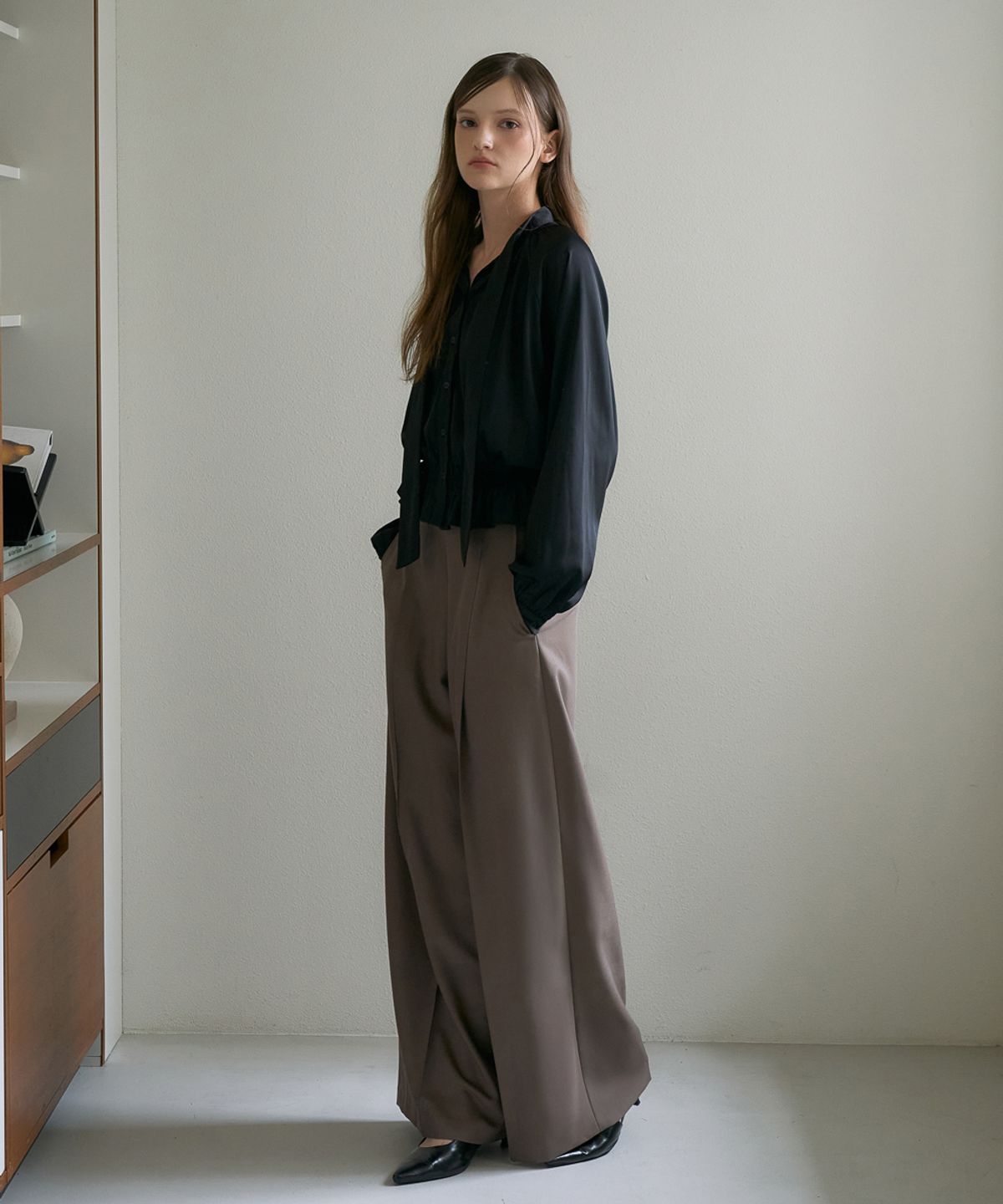 드헤베(DEHEVE) Smocked Tie-Neck Blouse [Black]