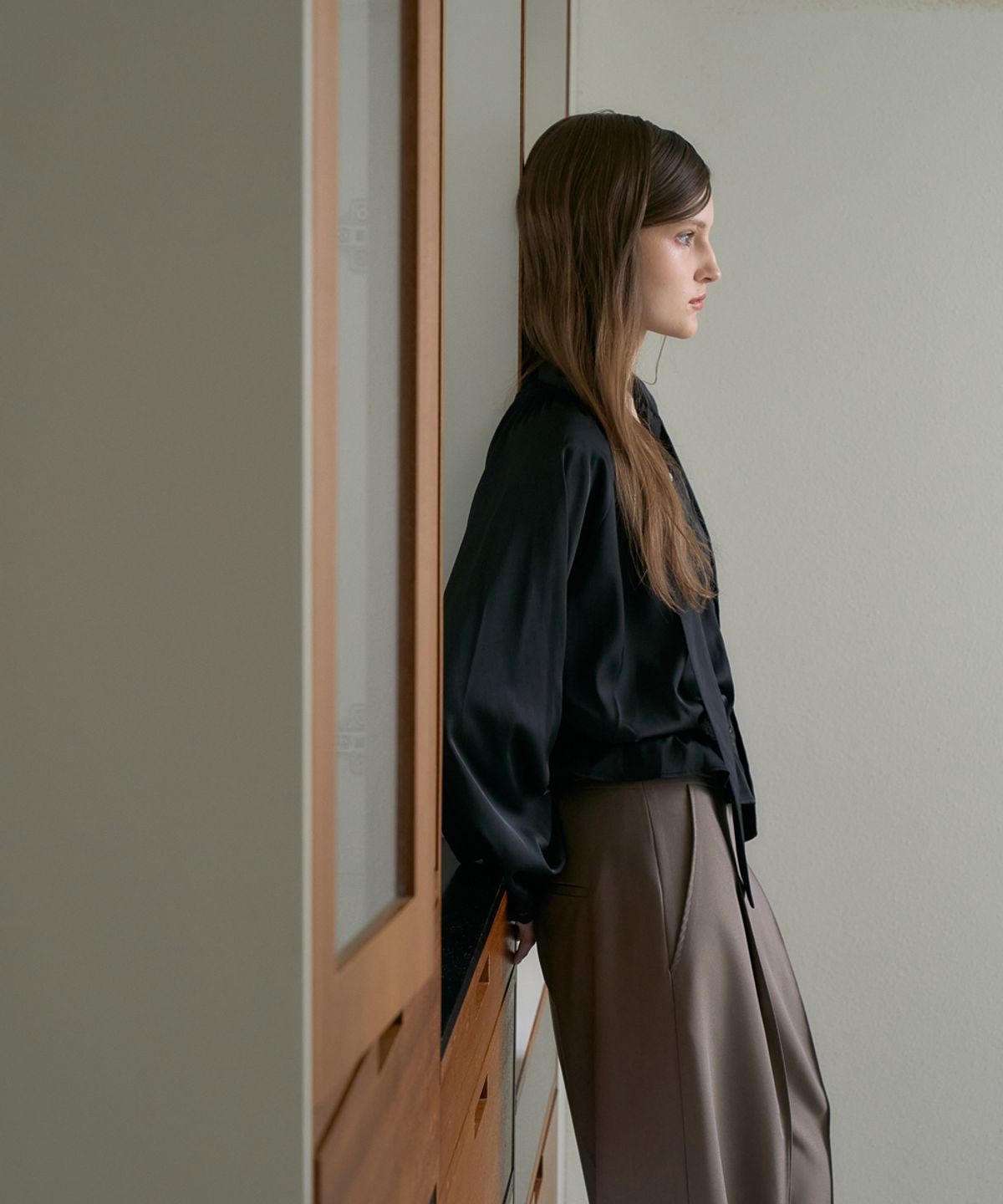 드헤베(DEHEVE) Smocked Tie-Neck Blouse [Black]