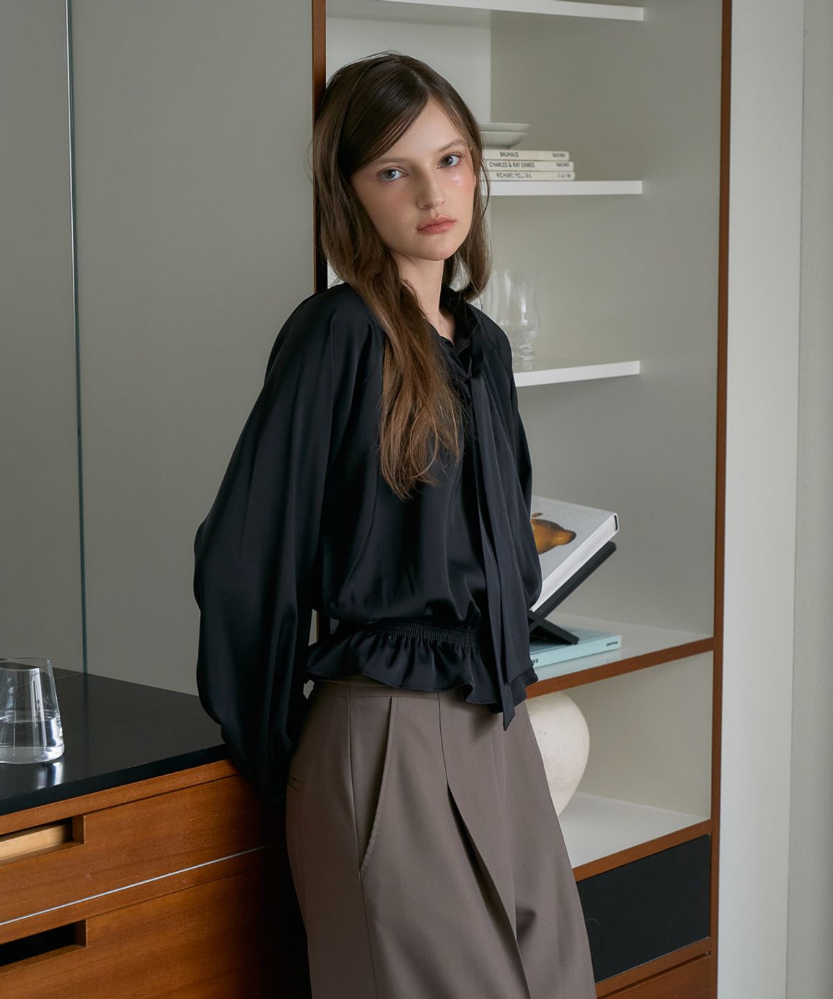 드헤베(DEHEVE) Smocked Tie-Neck Blouse [Black]