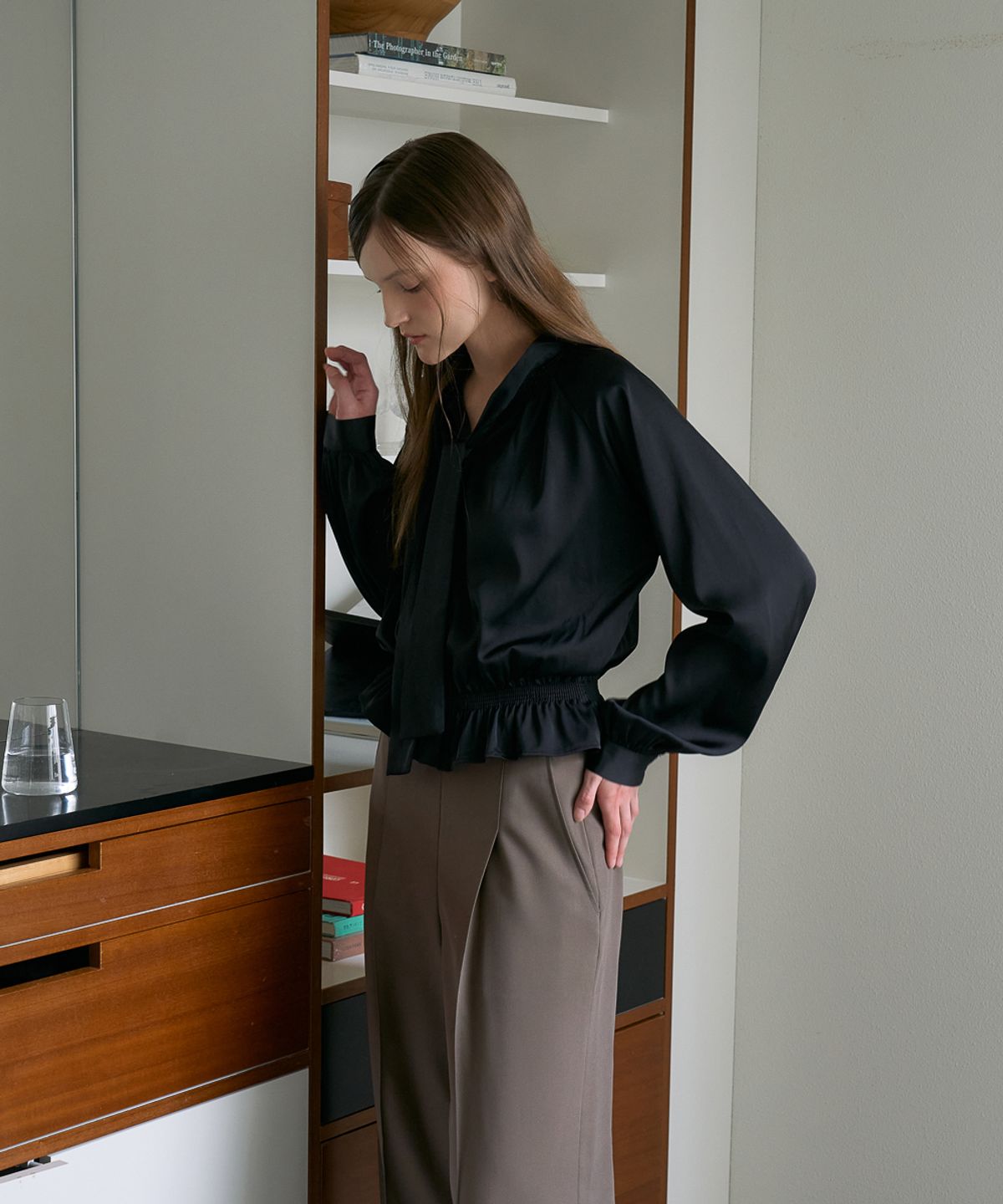 드헤베(DEHEVE) Smocked Tie-Neck Blouse [Black]