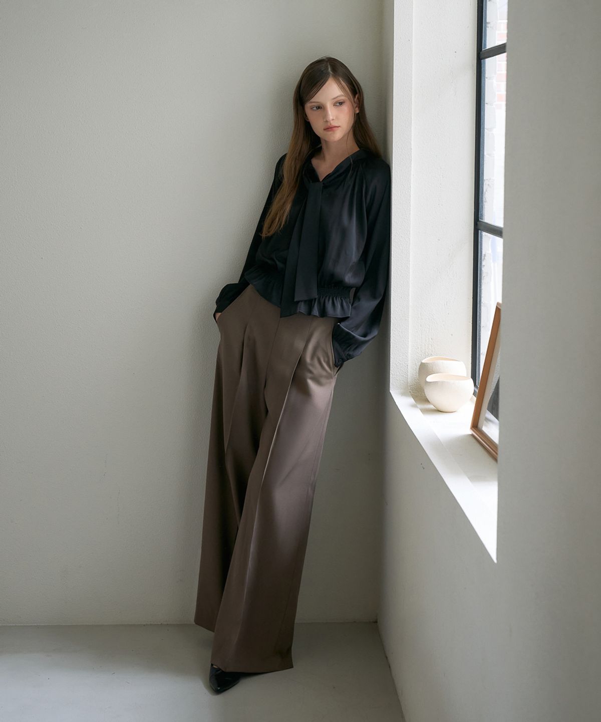 드헤베(DEHEVE) Smocked Tie-Neck Blouse [Black]