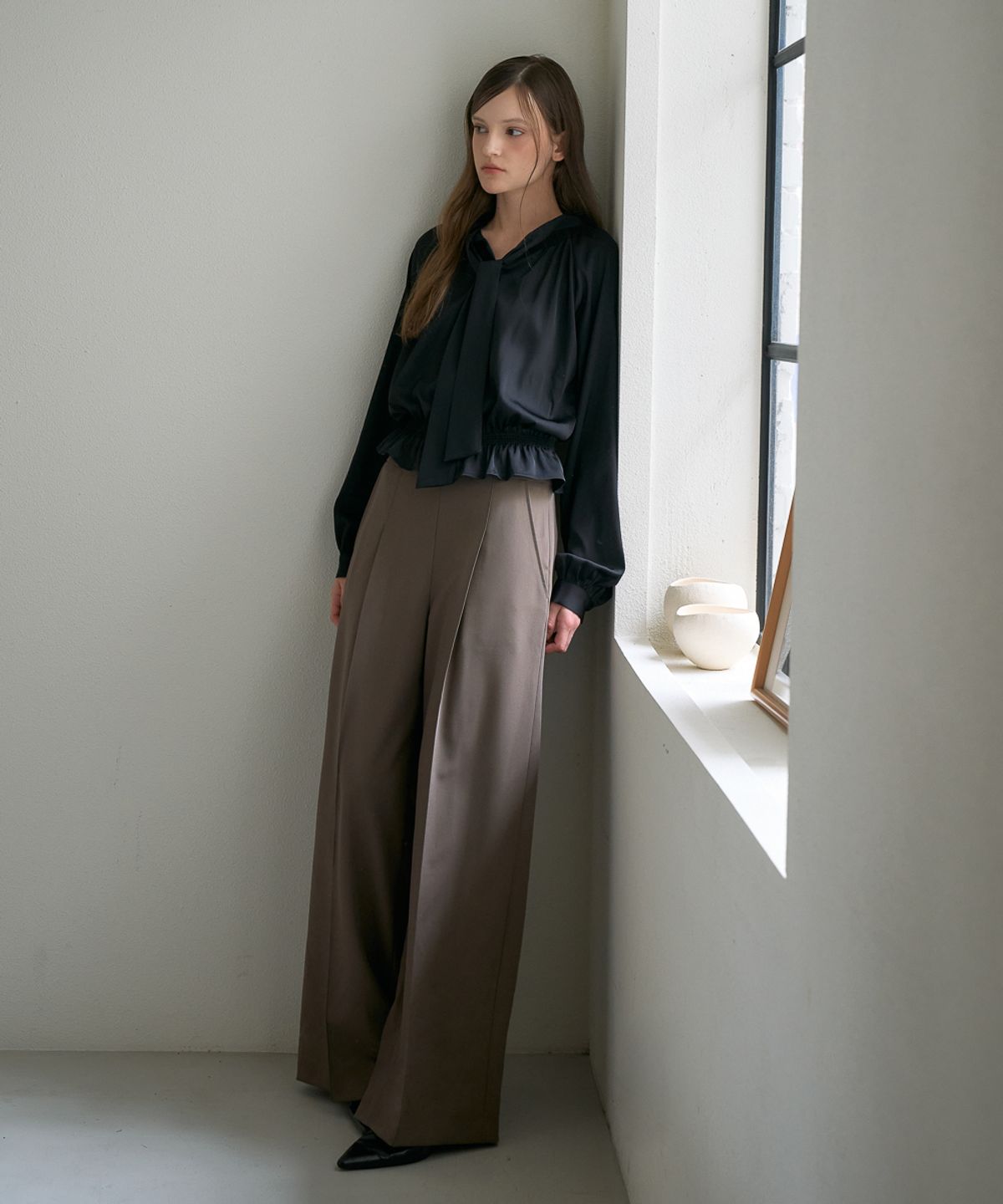 드헤베(DEHEVE) Smocked Tie-Neck Blouse [Black]