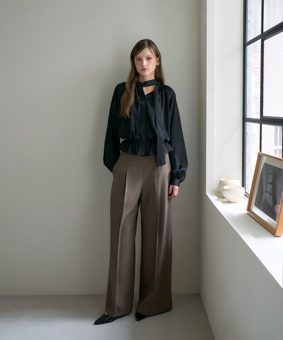 드헤베(DEHEVE) Smocked Tie-Neck Blouse [Black]