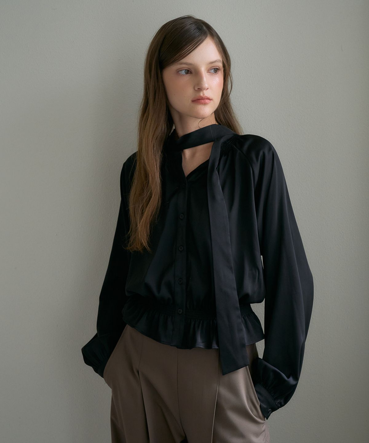 드헤베(DEHEVE) Smocked Tie-Neck Blouse [Black]