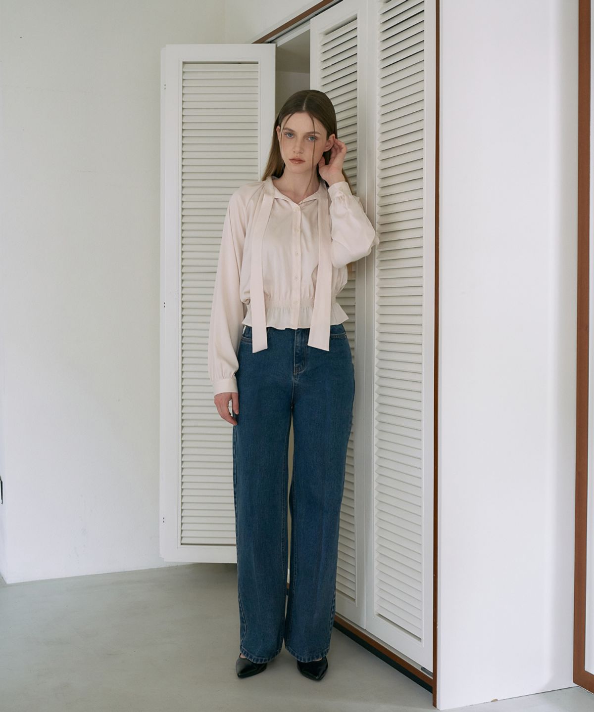 드헤베(DEHEVE) Smocked Tie-Neck Blouse [Cream]