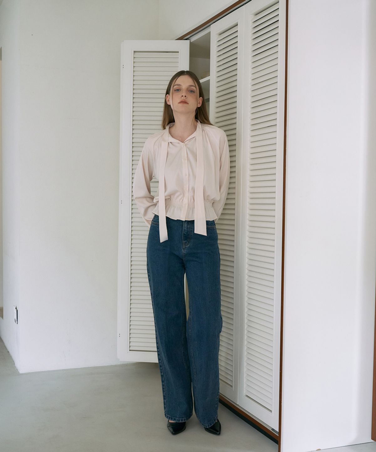 드헤베(DEHEVE) Smocked Tie-Neck Blouse [Cream]