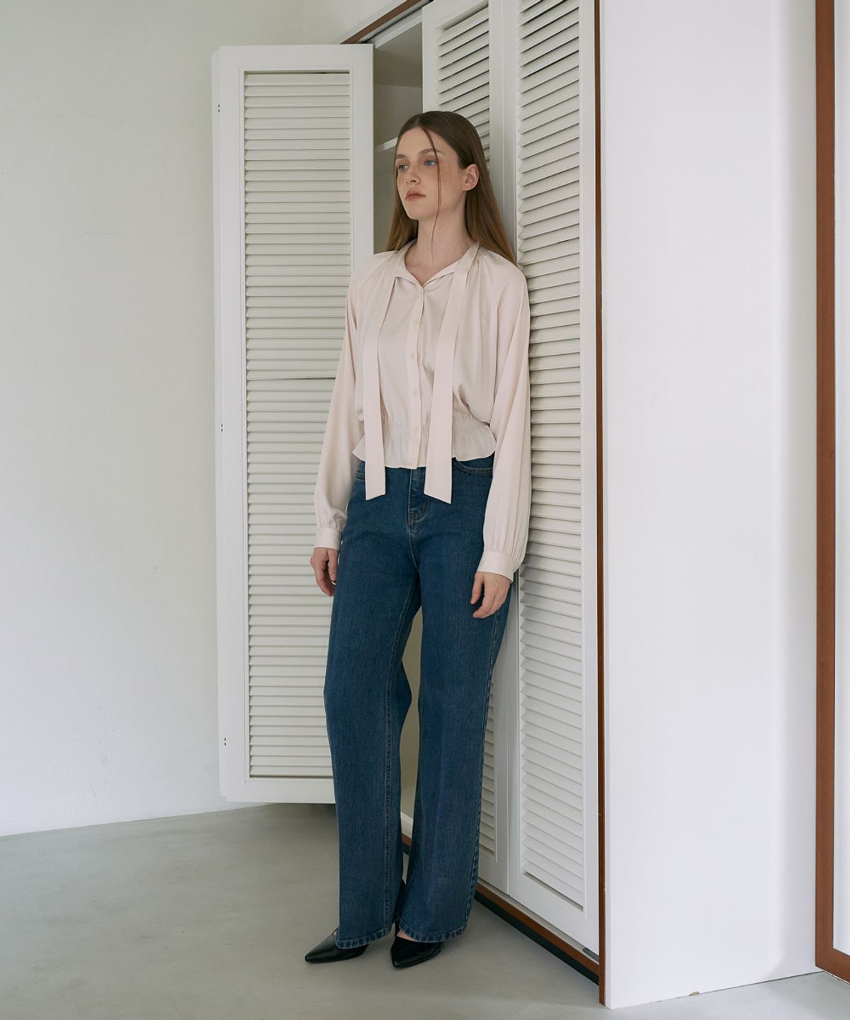 드헤베(DEHEVE) Smocked Tie-Neck Blouse [Cream]