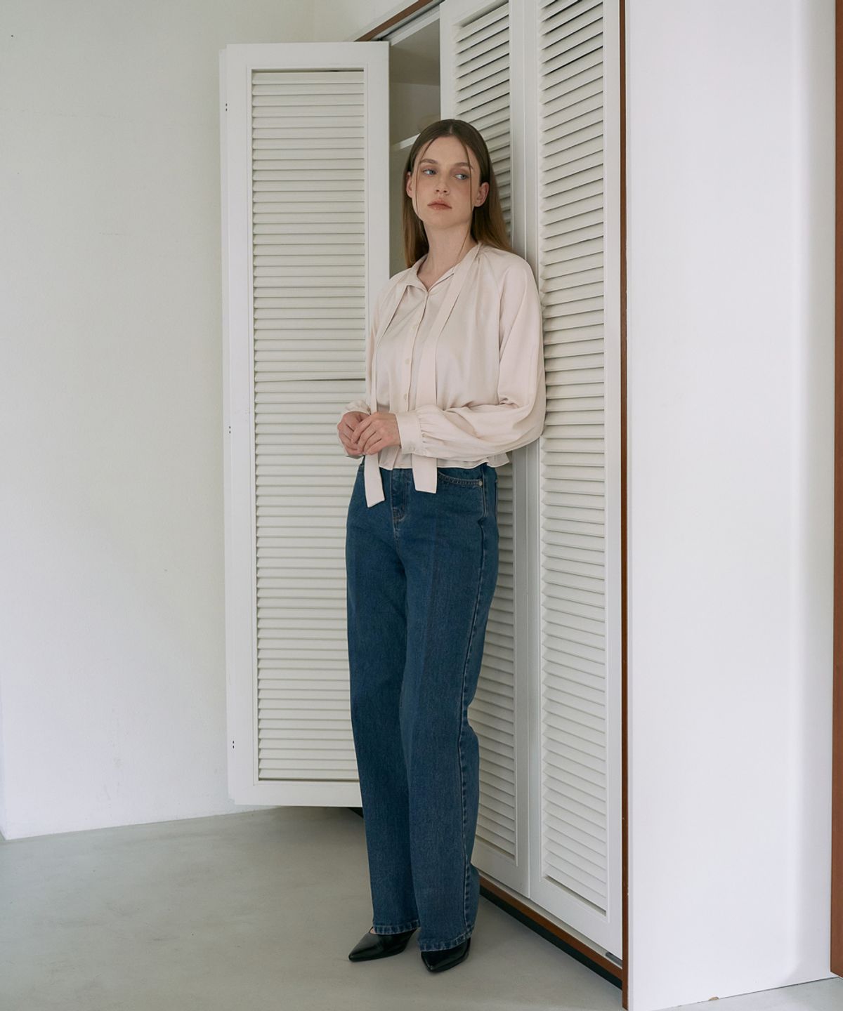 드헤베(DEHEVE) Smocked Tie-Neck Blouse [Cream]