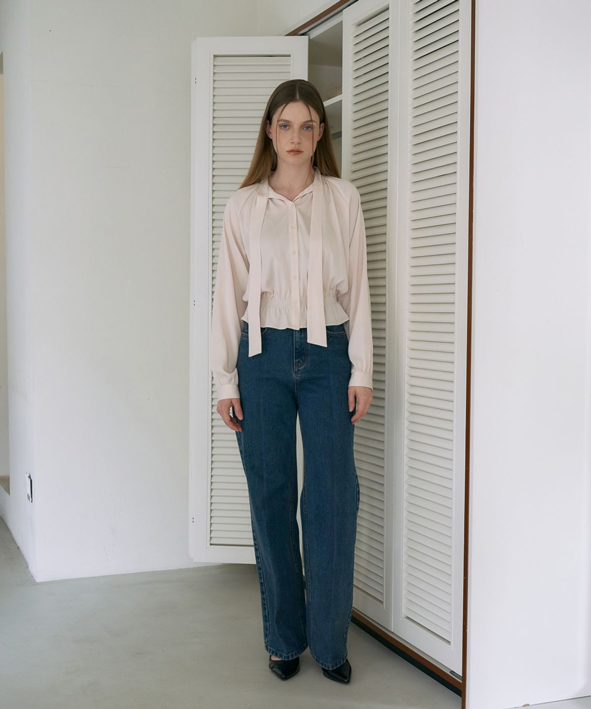 드헤베(DEHEVE) Smocked Tie-Neck Blouse [Cream]