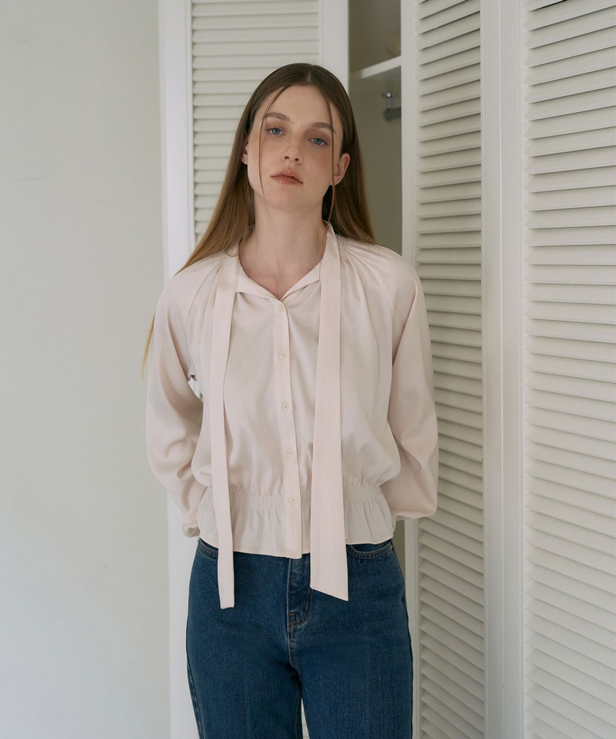 드헤베(DEHEVE) Smocked Tie-Neck Blouse [Cream]