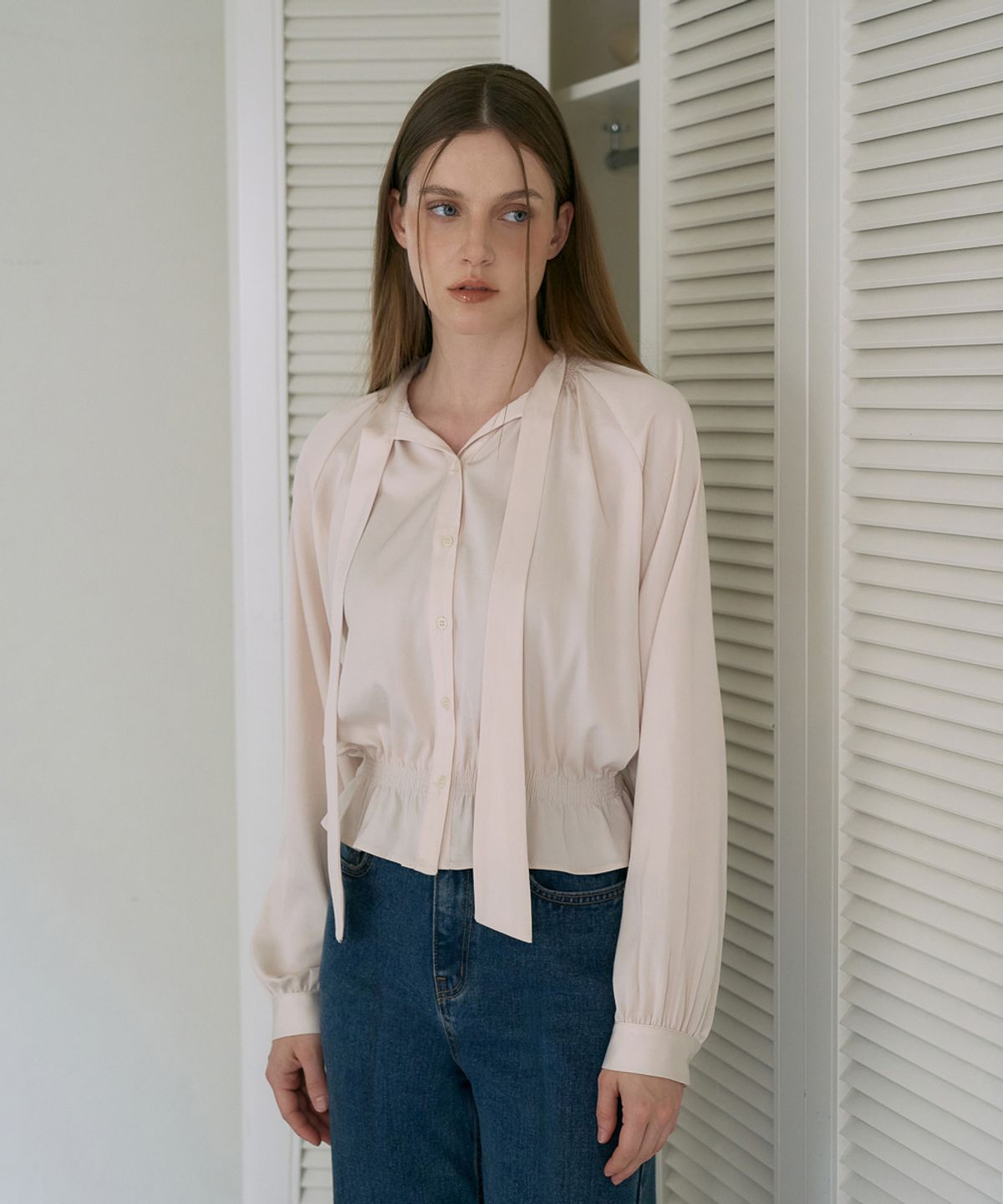 드헤베(DEHEVE) Smocked Tie-Neck Blouse [Cream]