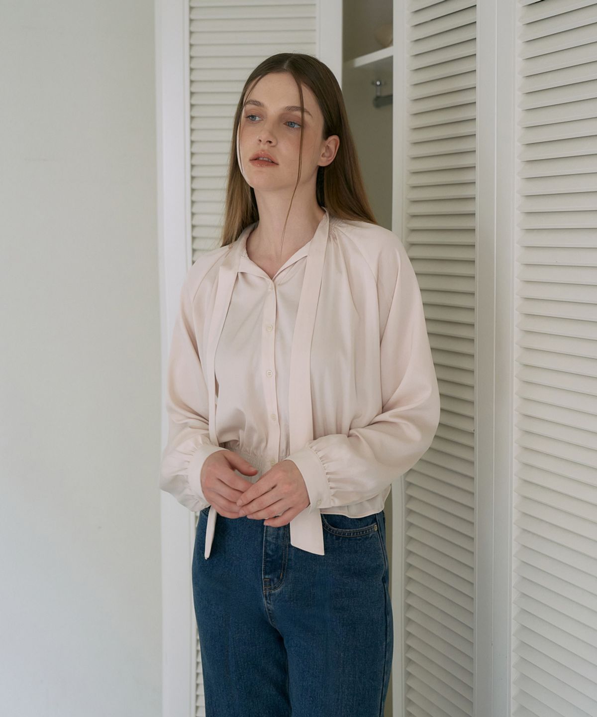 드헤베(DEHEVE) Smocked Tie-Neck Blouse [Cream]