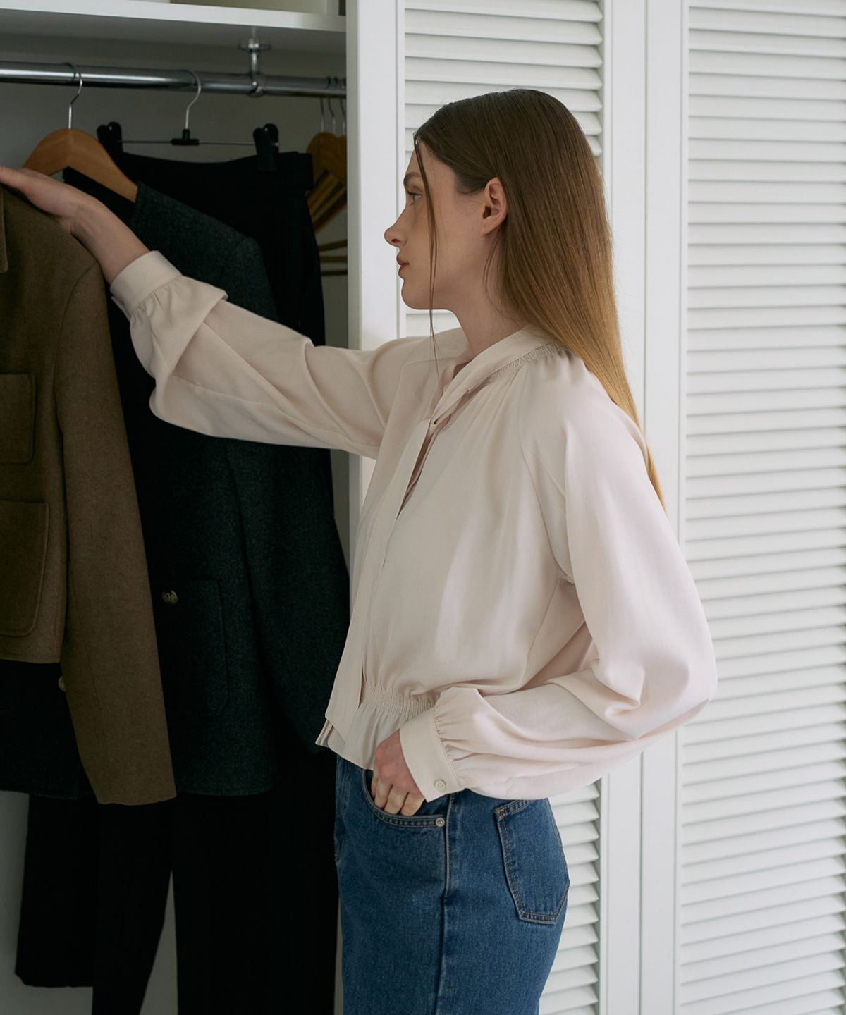 드헤베(DEHEVE) Smocked Tie-Neck Blouse [Cream]