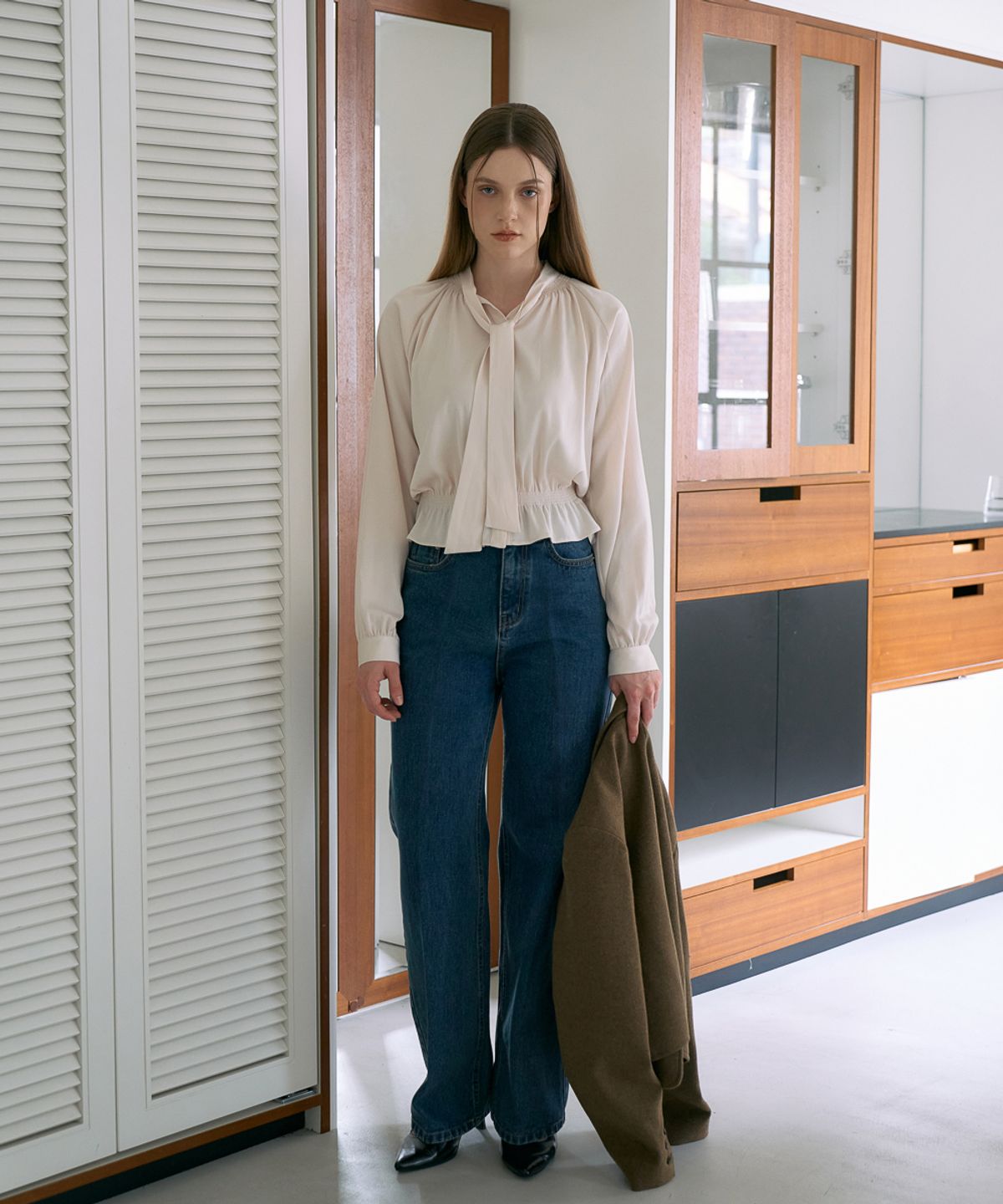 드헤베(DEHEVE) Smocked Tie-Neck Blouse [Cream]