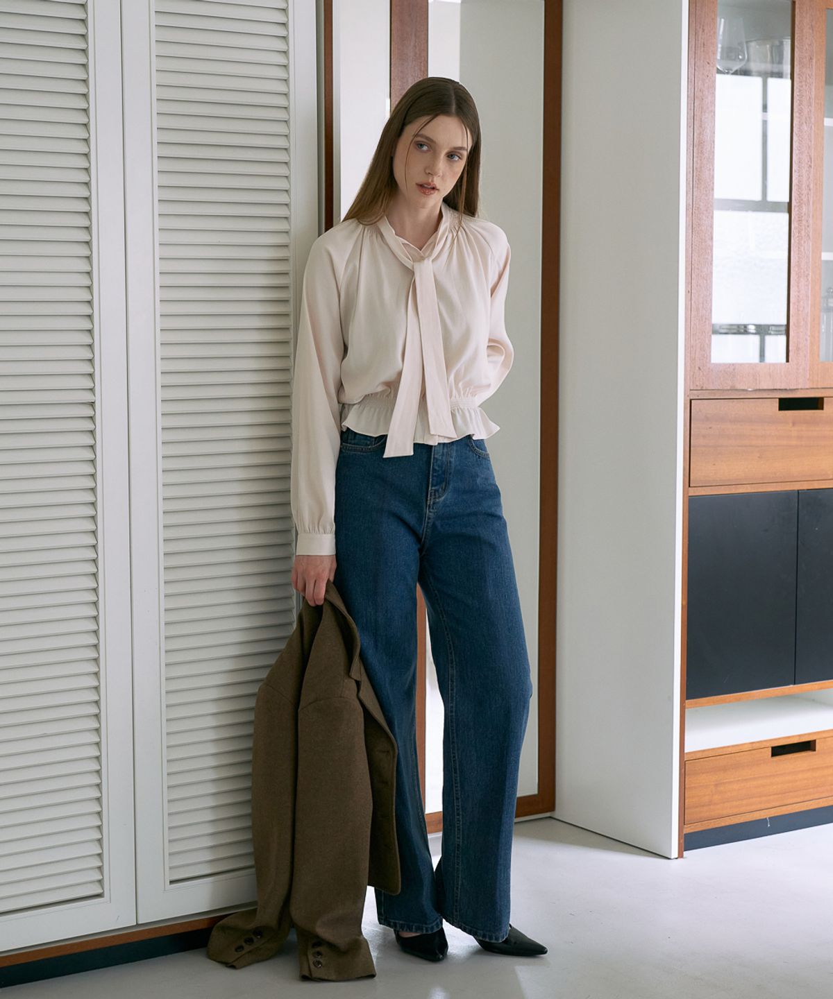 드헤베(DEHEVE) Smocked Tie-Neck Blouse [Cream]