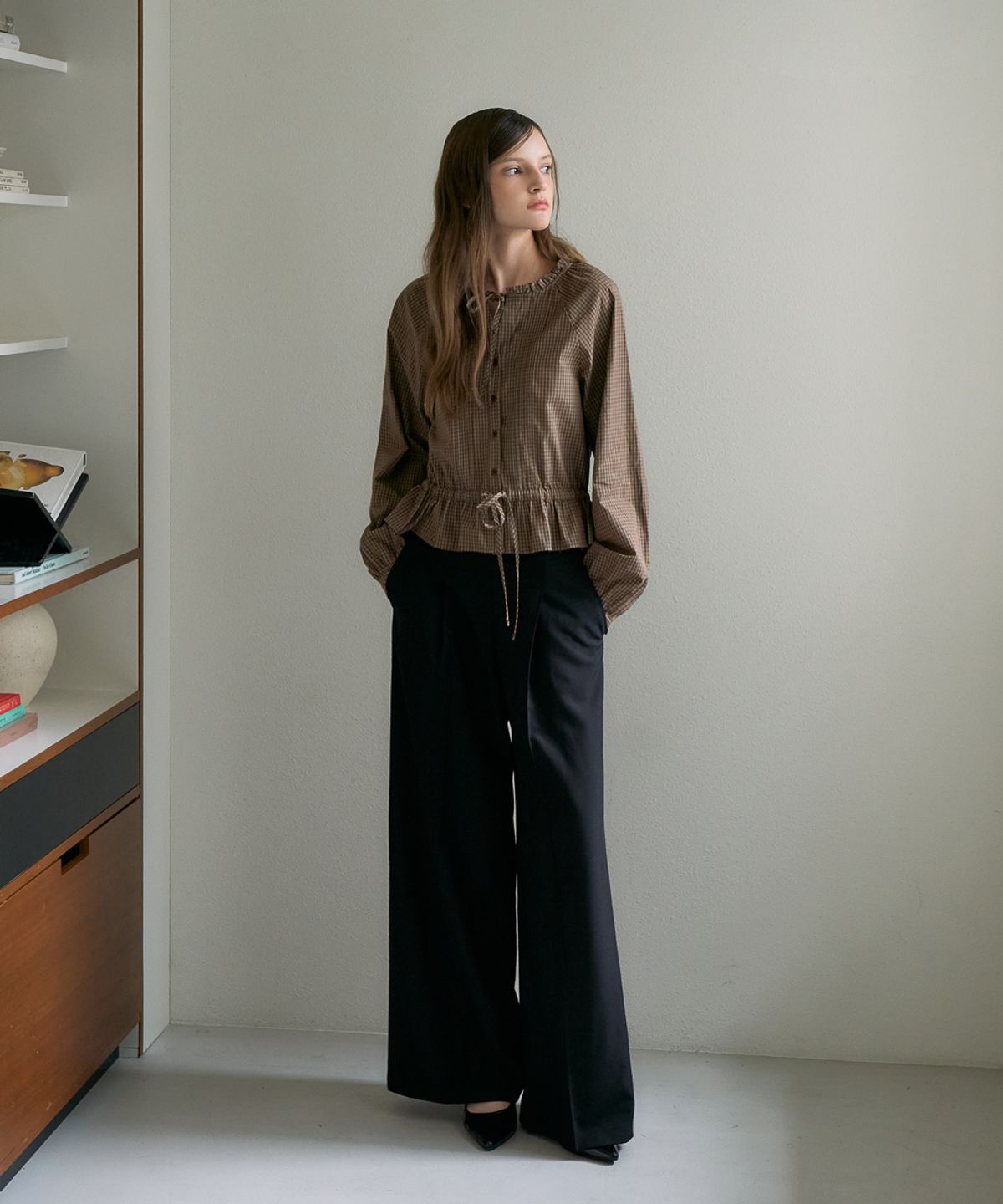 드헤베(DEHEVE) Frill Neck Check Blouse [Brown]