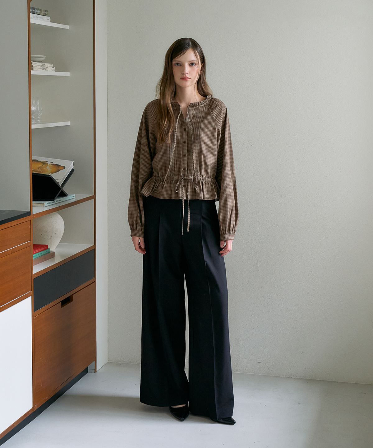 드헤베(DEHEVE) Frill Neck Check Blouse [Brown]
