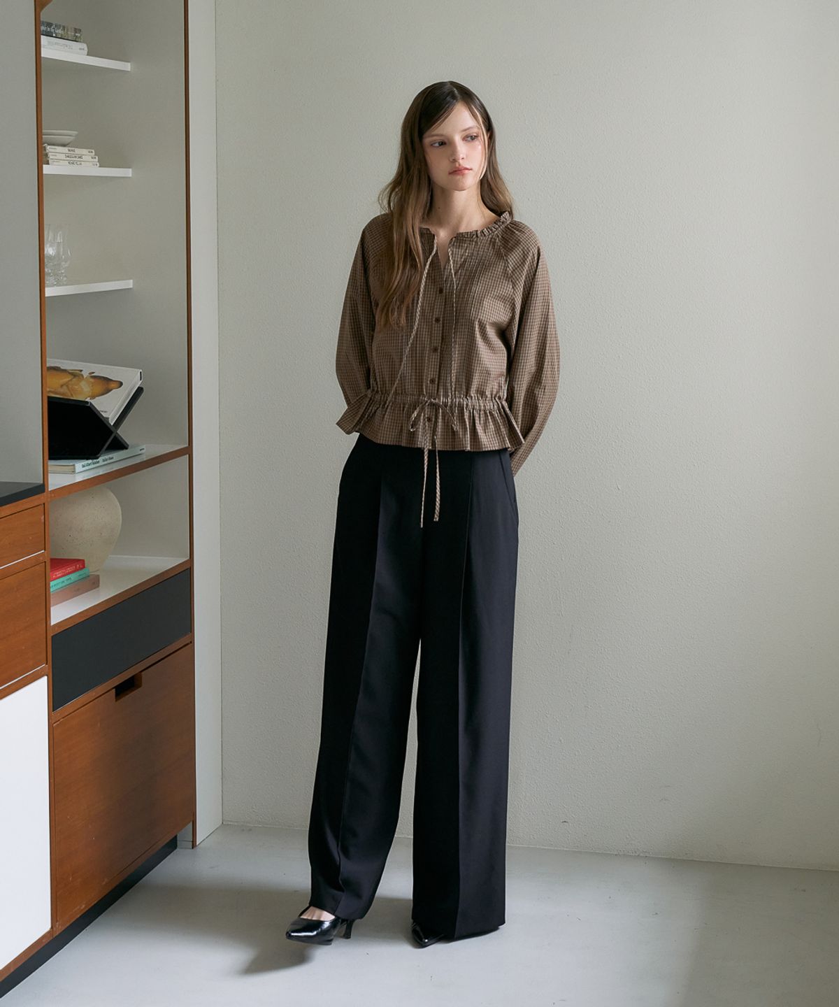 드헤베(DEHEVE) Frill Neck Check Blouse [Brown]