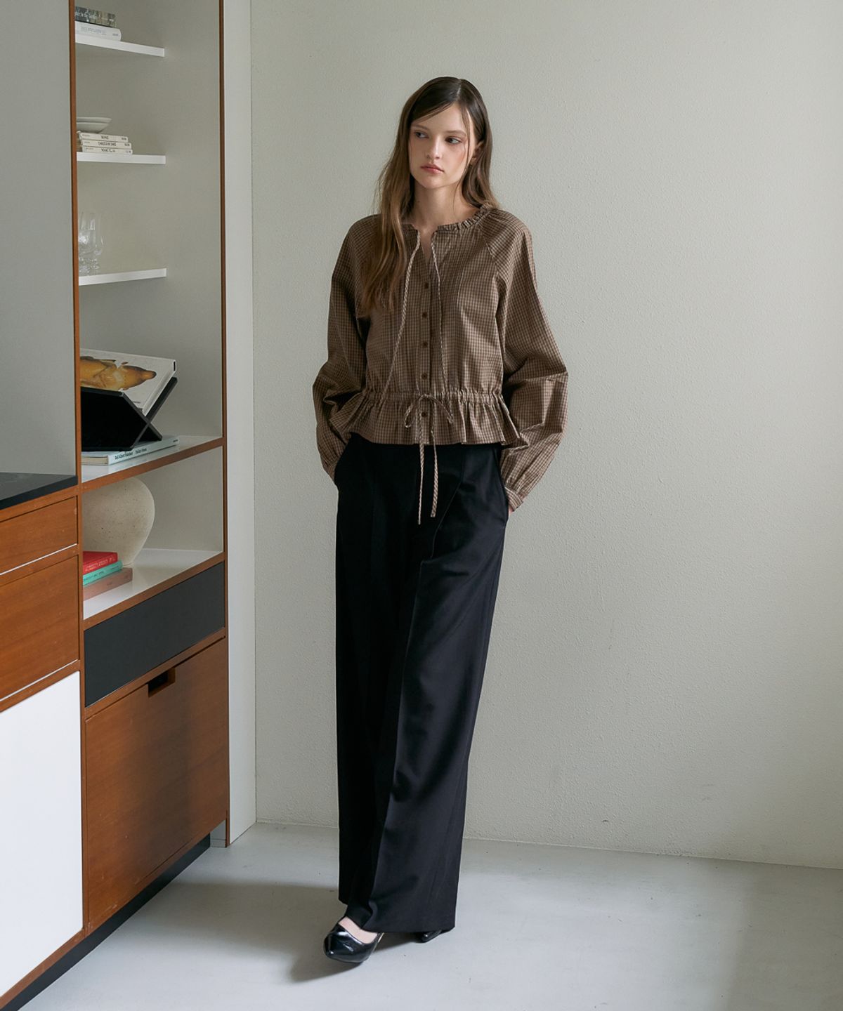 드헤베(DEHEVE) Frill Neck Check Blouse [Brown]