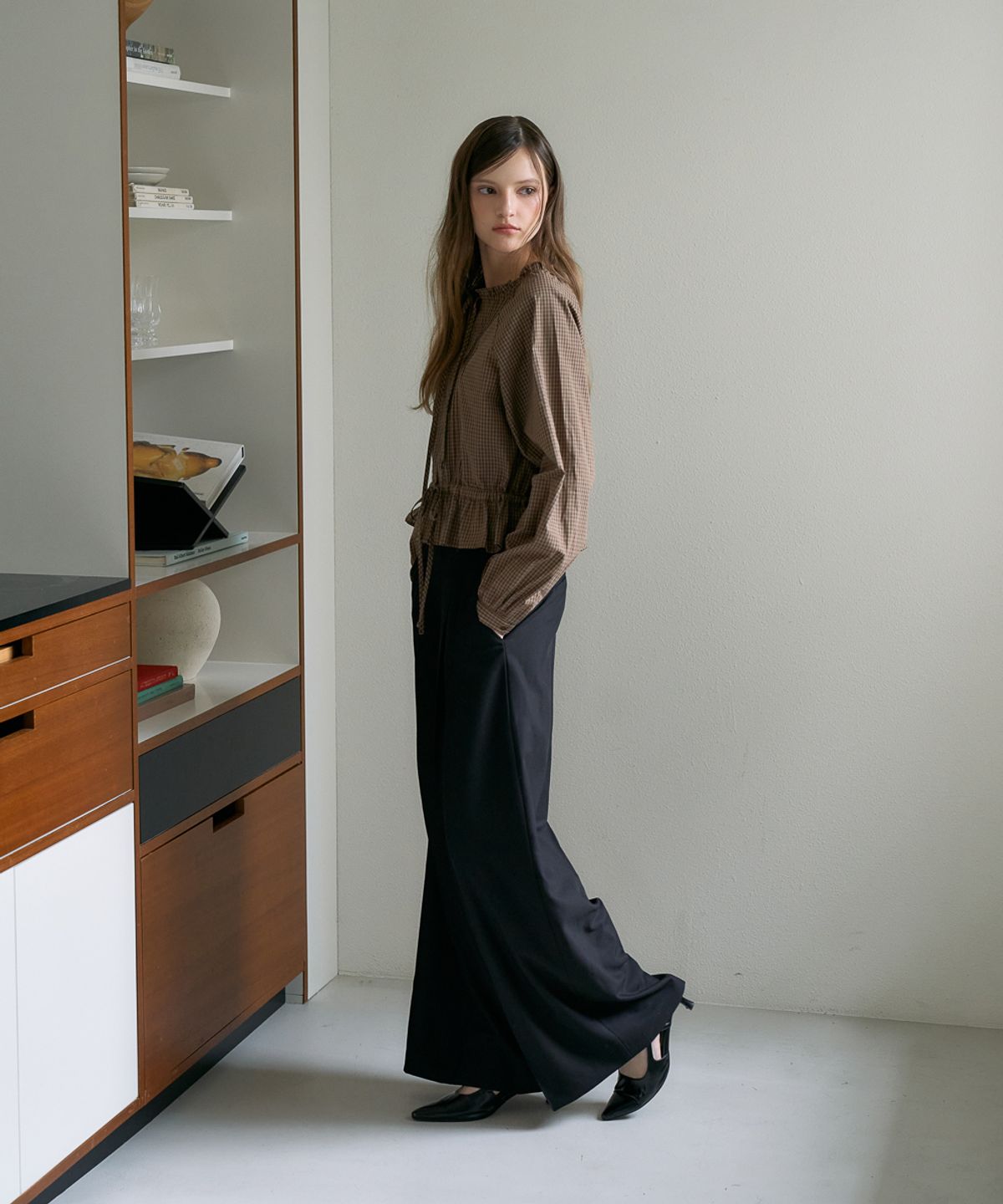 드헤베(DEHEVE) Frill Neck Check Blouse [Brown]