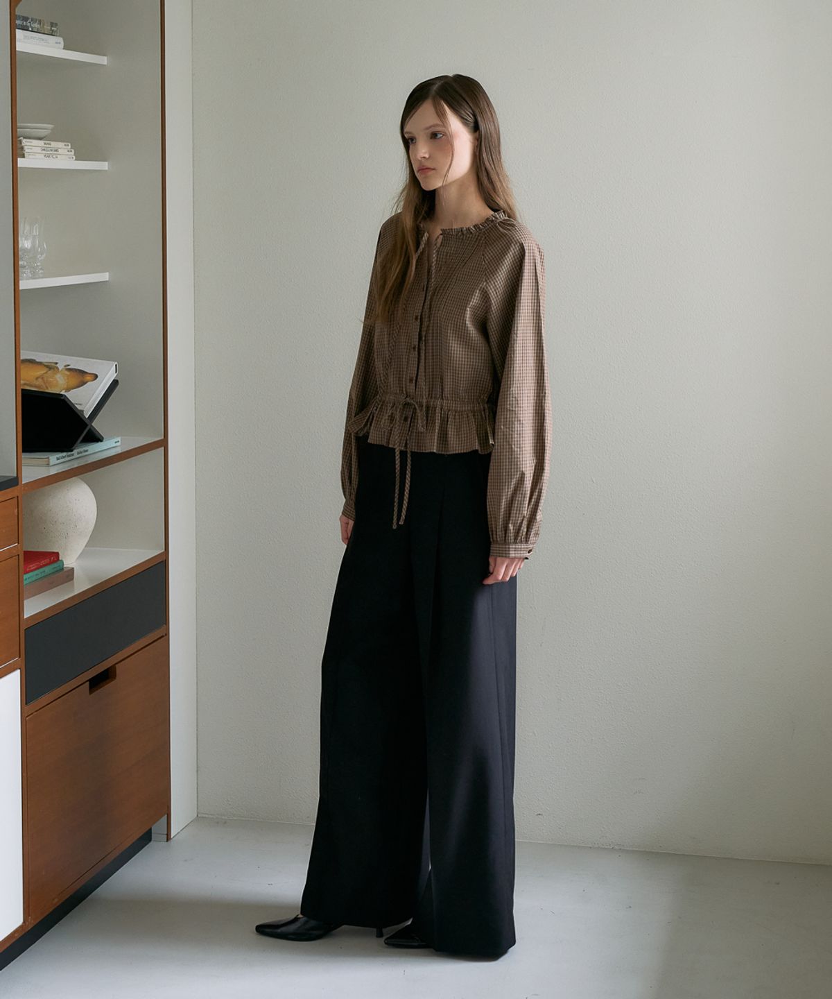 드헤베(DEHEVE) Frill Neck Check Blouse [Brown]
