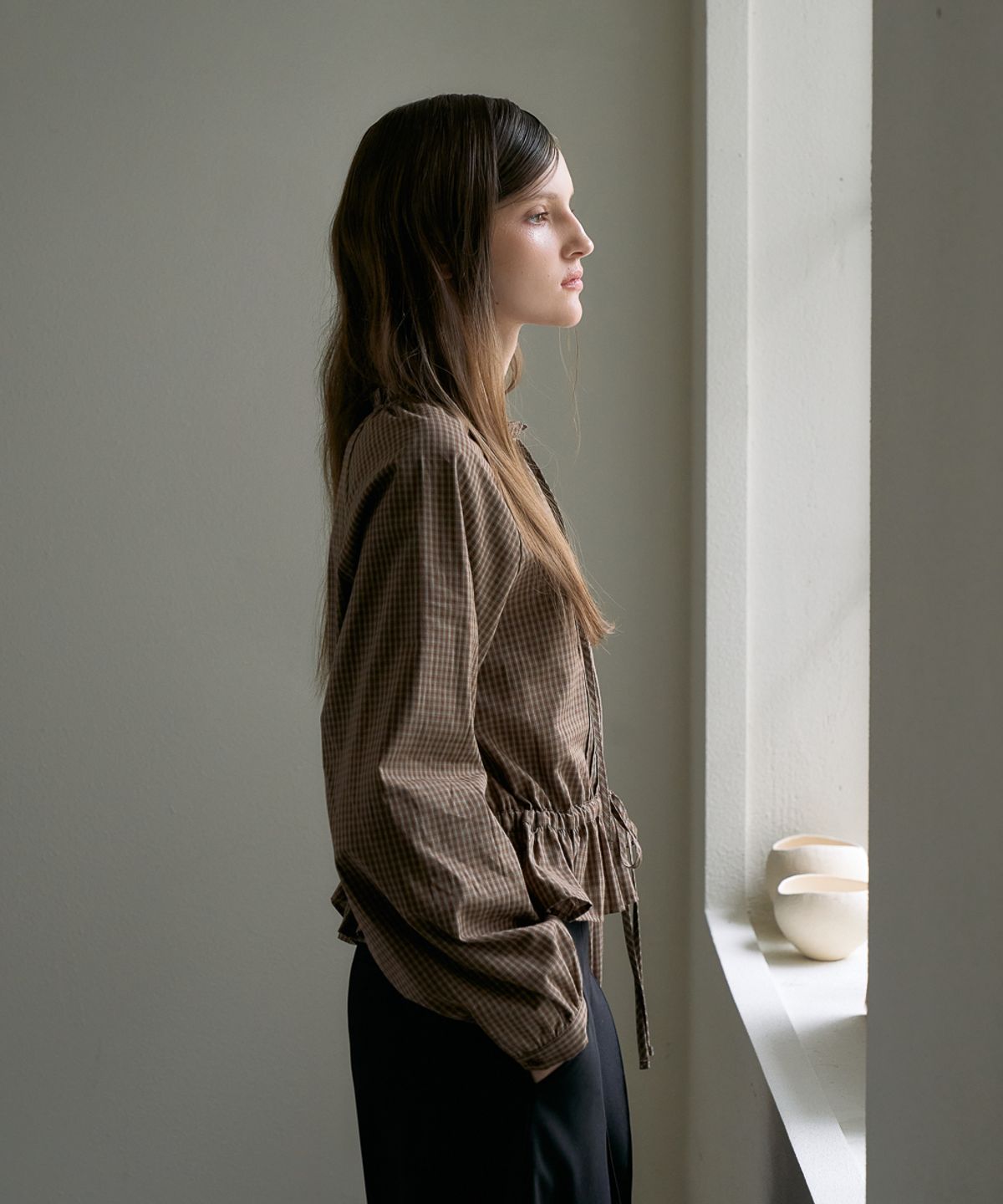 드헤베(DEHEVE) Frill Neck Check Blouse [Brown]