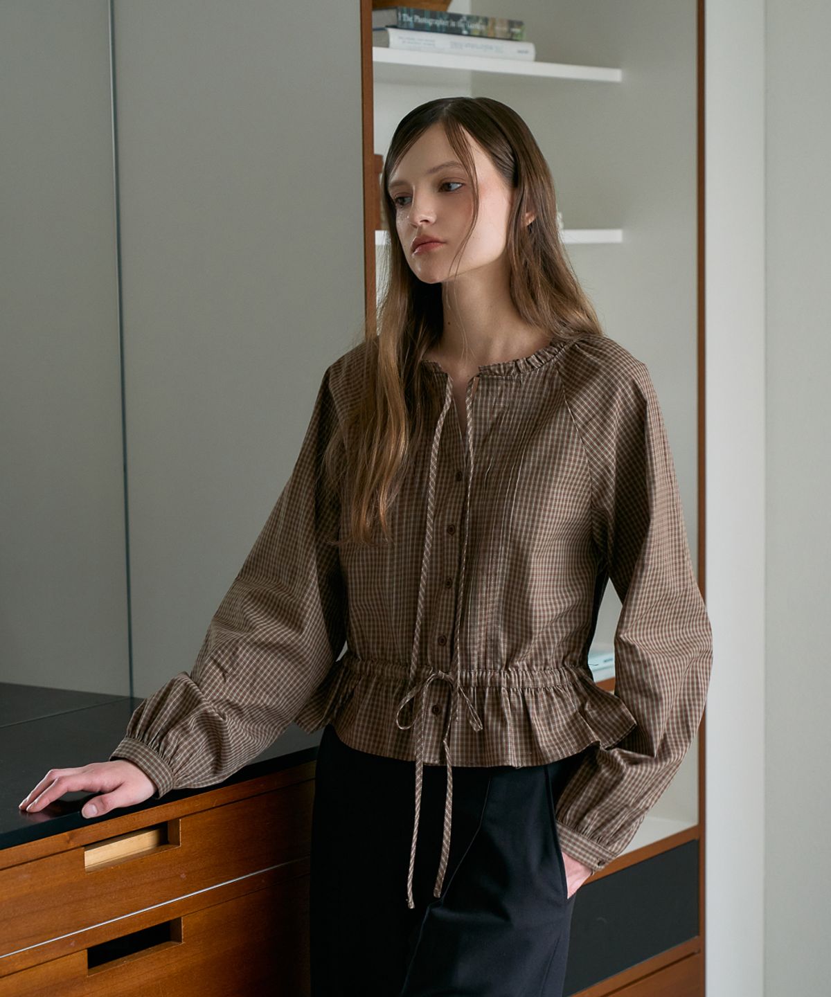 드헤베(DEHEVE) Frill Neck Check Blouse [Brown]