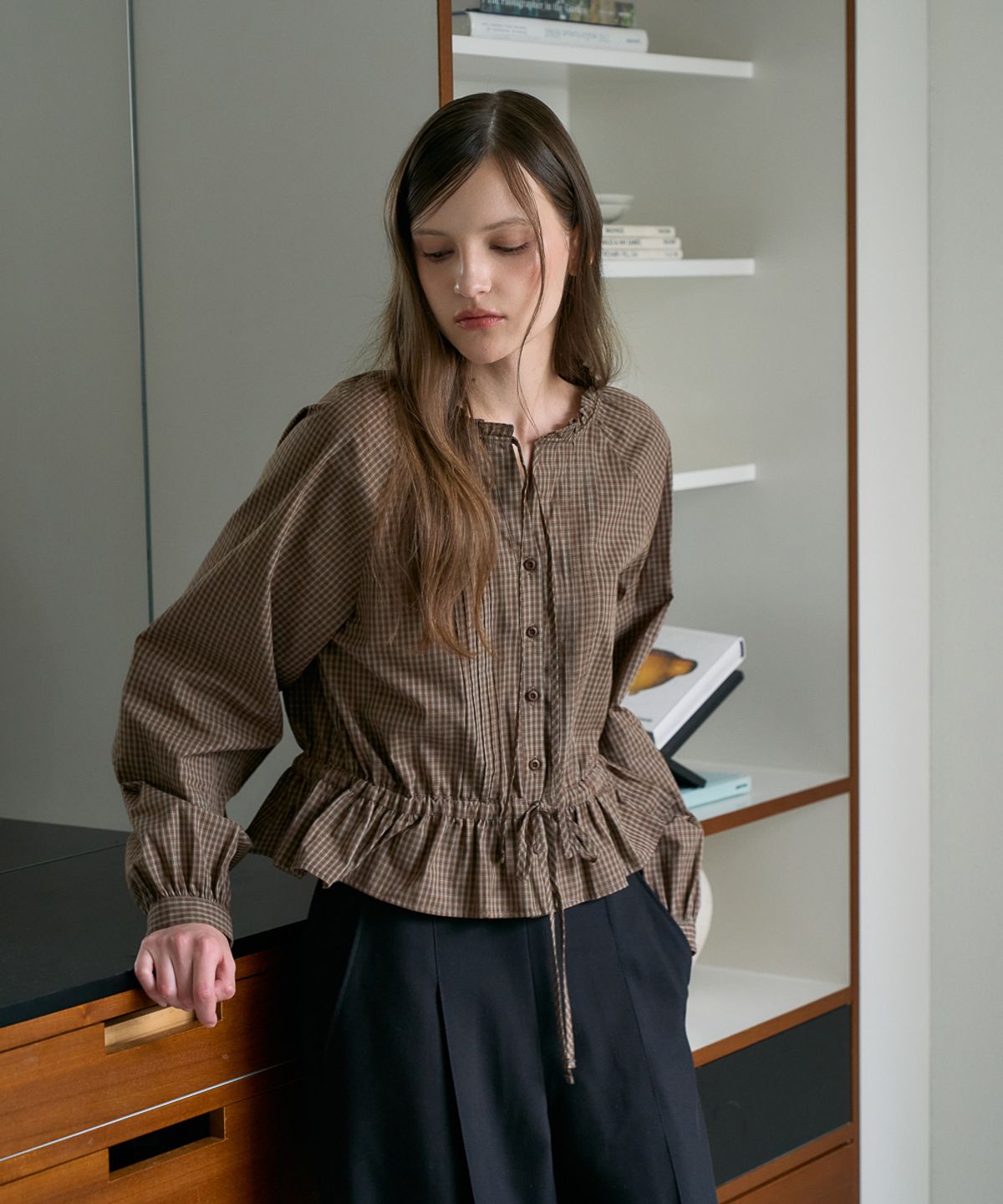 드헤베(DEHEVE) Frill Neck Check Blouse [Brown]