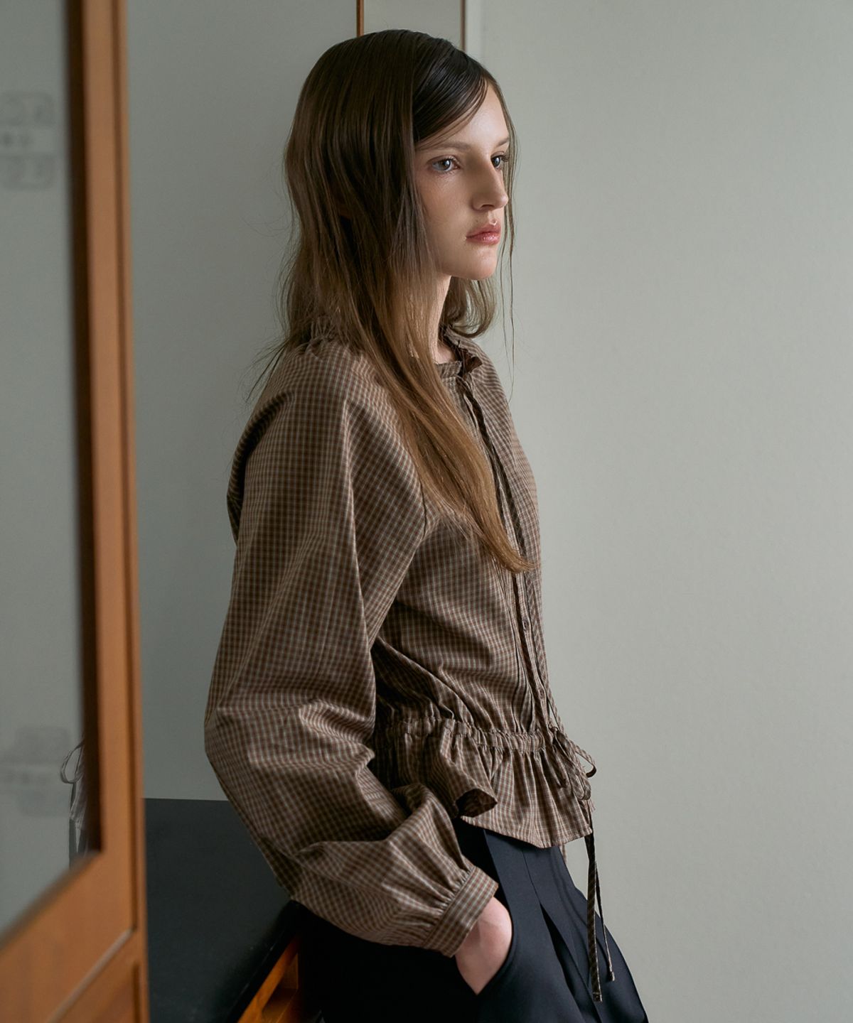 드헤베(DEHEVE) Frill Neck Check Blouse [Brown]