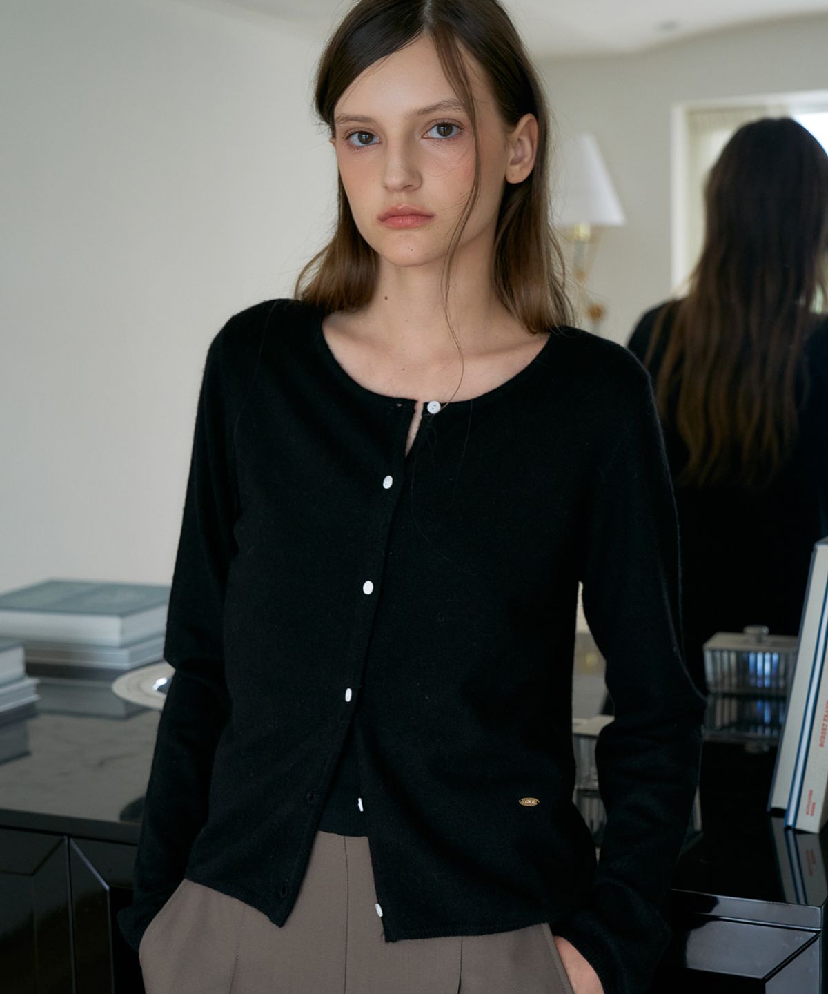 드헤베(DEHEVE) Wool Basic Crop Cardigan [Black]