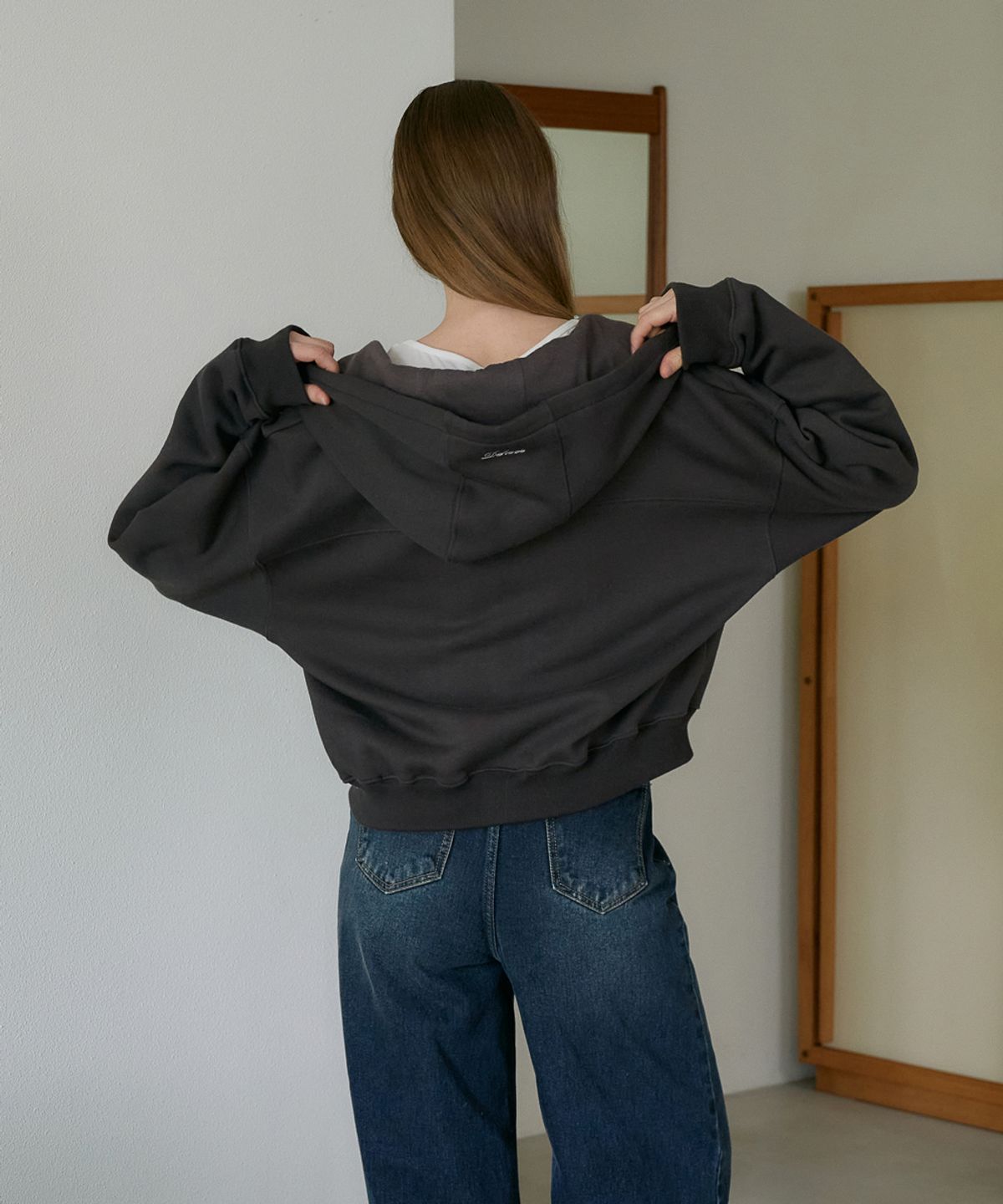 드헤베(DEHEVE) Essential Logo Hood Zip-Up [Charcoal]