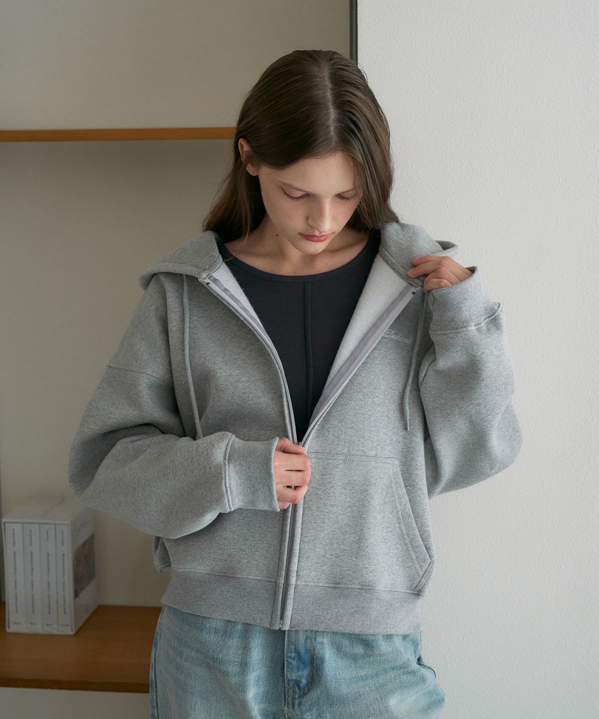 드헤베(DEHEVE) Essential Logo Hood Zip-Up [Gray]