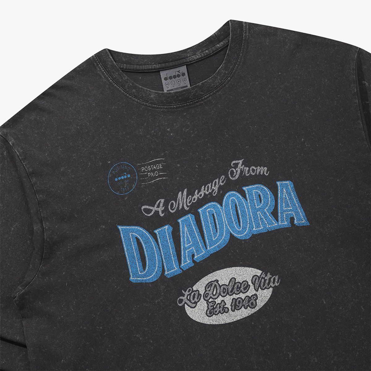디아도라(diadora) 그래픽 피그먼트 다잉 긴팔 티셔츠 CHARCOAL GREY