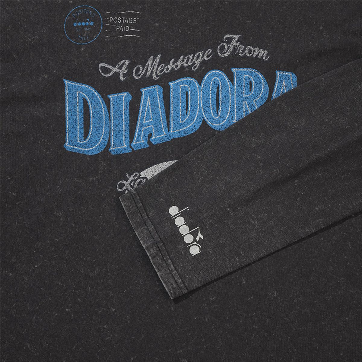 디아도라(diadora) 그래픽 피그먼트 다잉 긴팔 티셔츠 CHARCOAL GREY