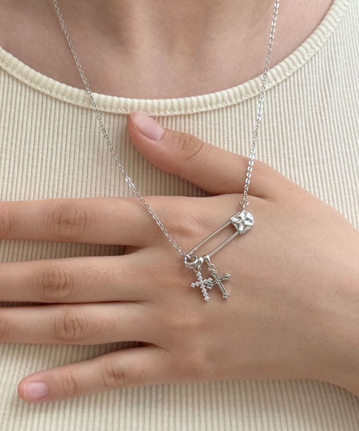 앤 서울(ANNE SEOUL) clip cross necklace
