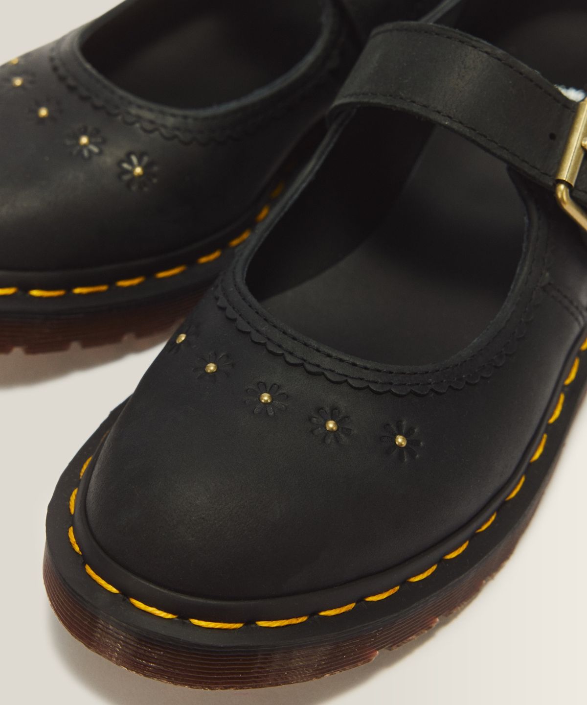닥터마틴(DR.MARTENS) 메리 제인 플라워 슈즈 - 블랙 크레이지 호스 / 42391001