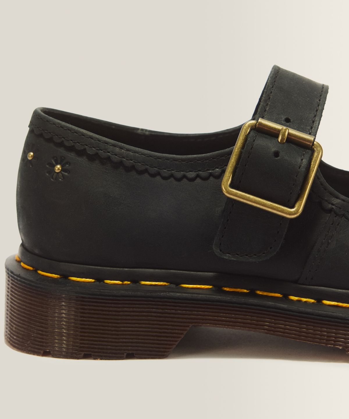 닥터마틴(DR.MARTENS) 메리 제인 플라워 슈즈 - 블랙 크레이지 호스 / 42391001