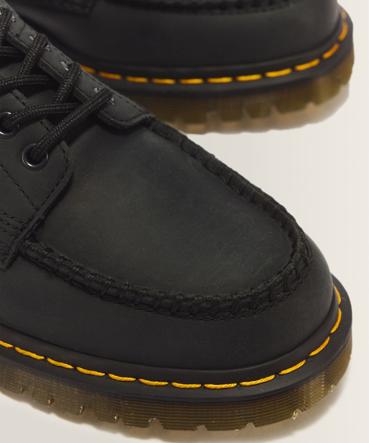 닥터마틴(DR.MARTENS) 로웰 4홀 슈즈 - 블랙 크레이지 호스 / 43679001