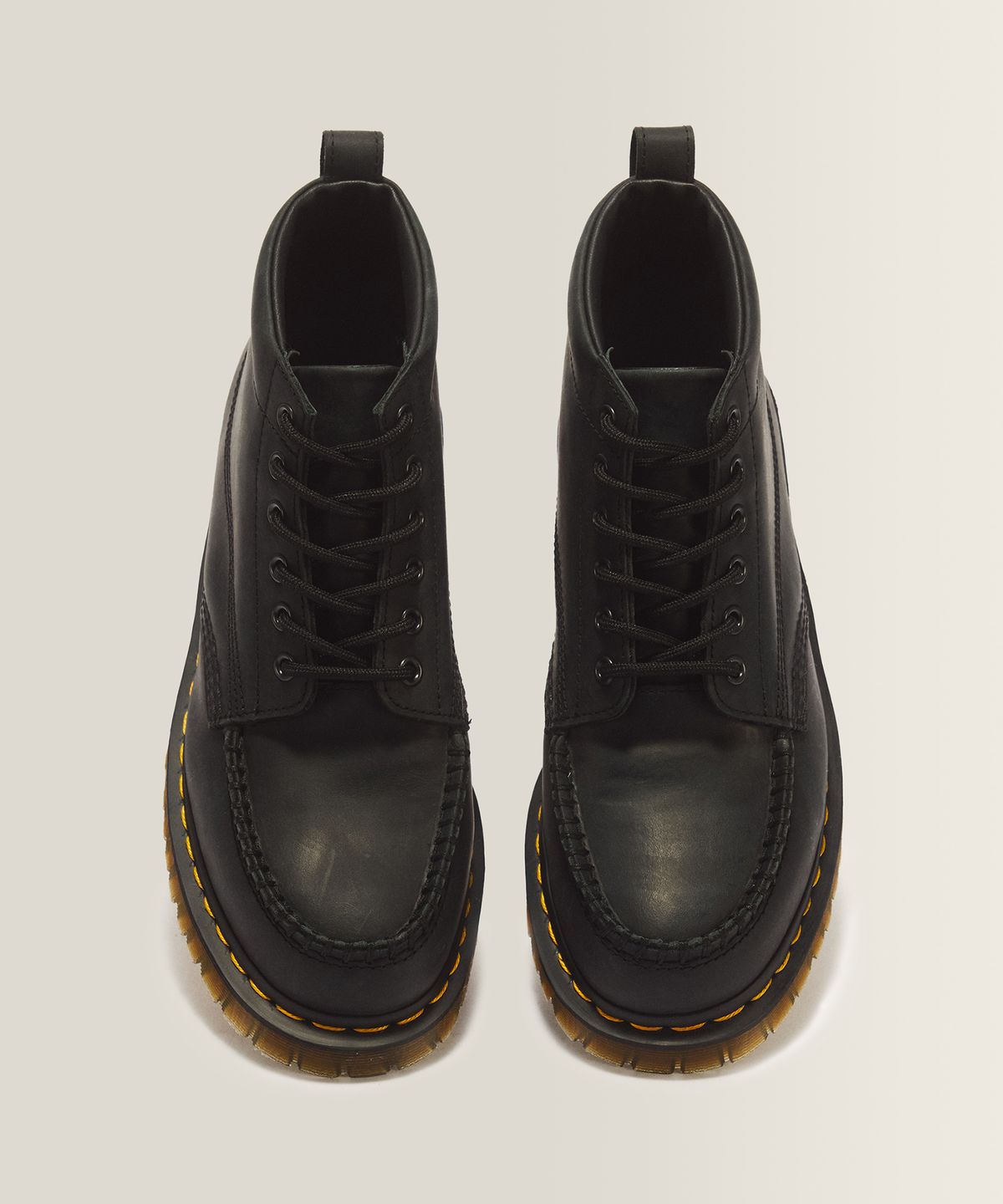 닥터마틴(DR.MARTENS) 로웰 처카 6홀 부츠 - 블랙 크레이지 호스 / 43680001